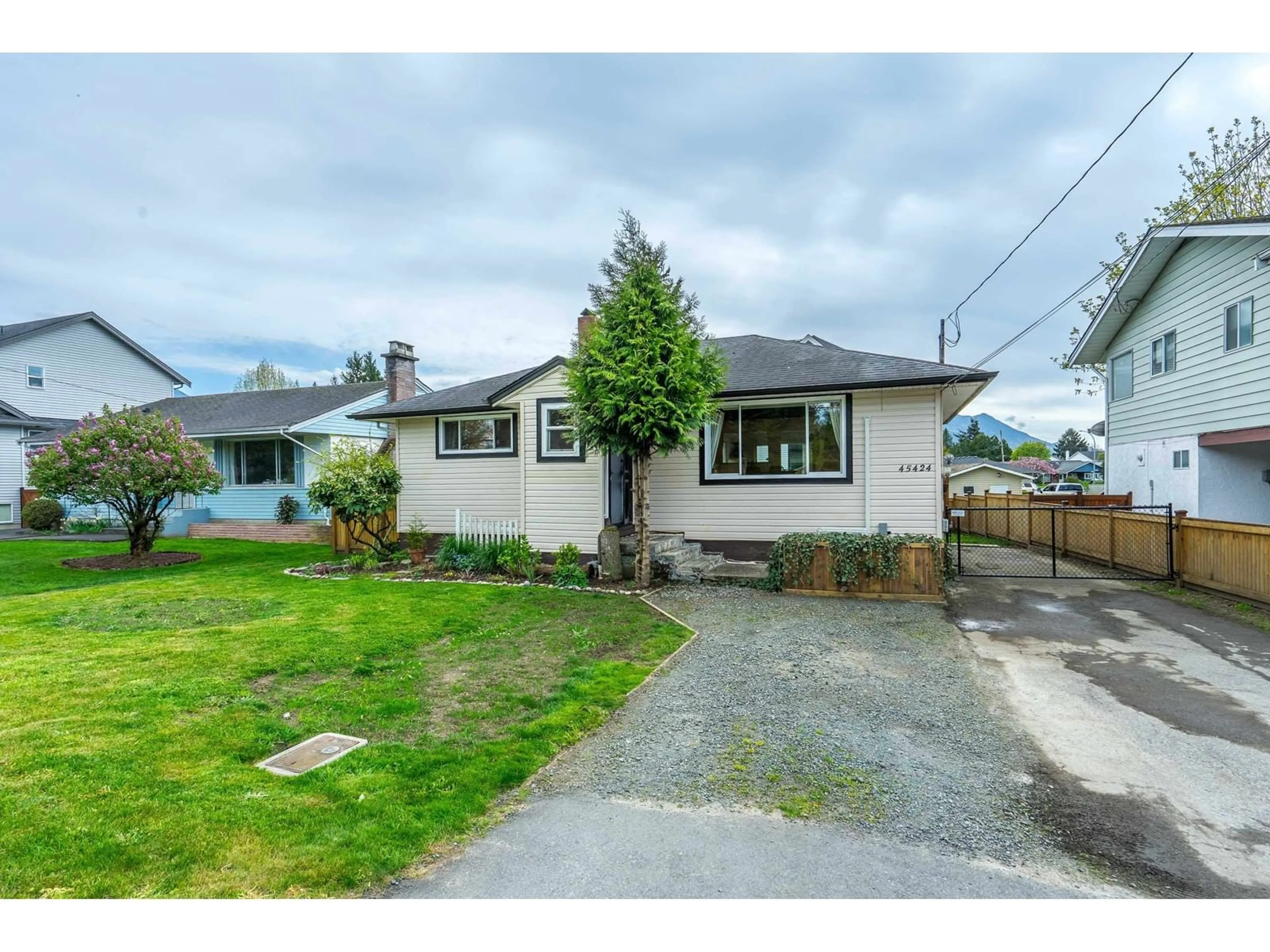 A pic from outside/outdoor area/front of a property/back of a property/a pic from drone, street for 45424 WELLS ROAD, Chilliwack British Columbia V2R1H3