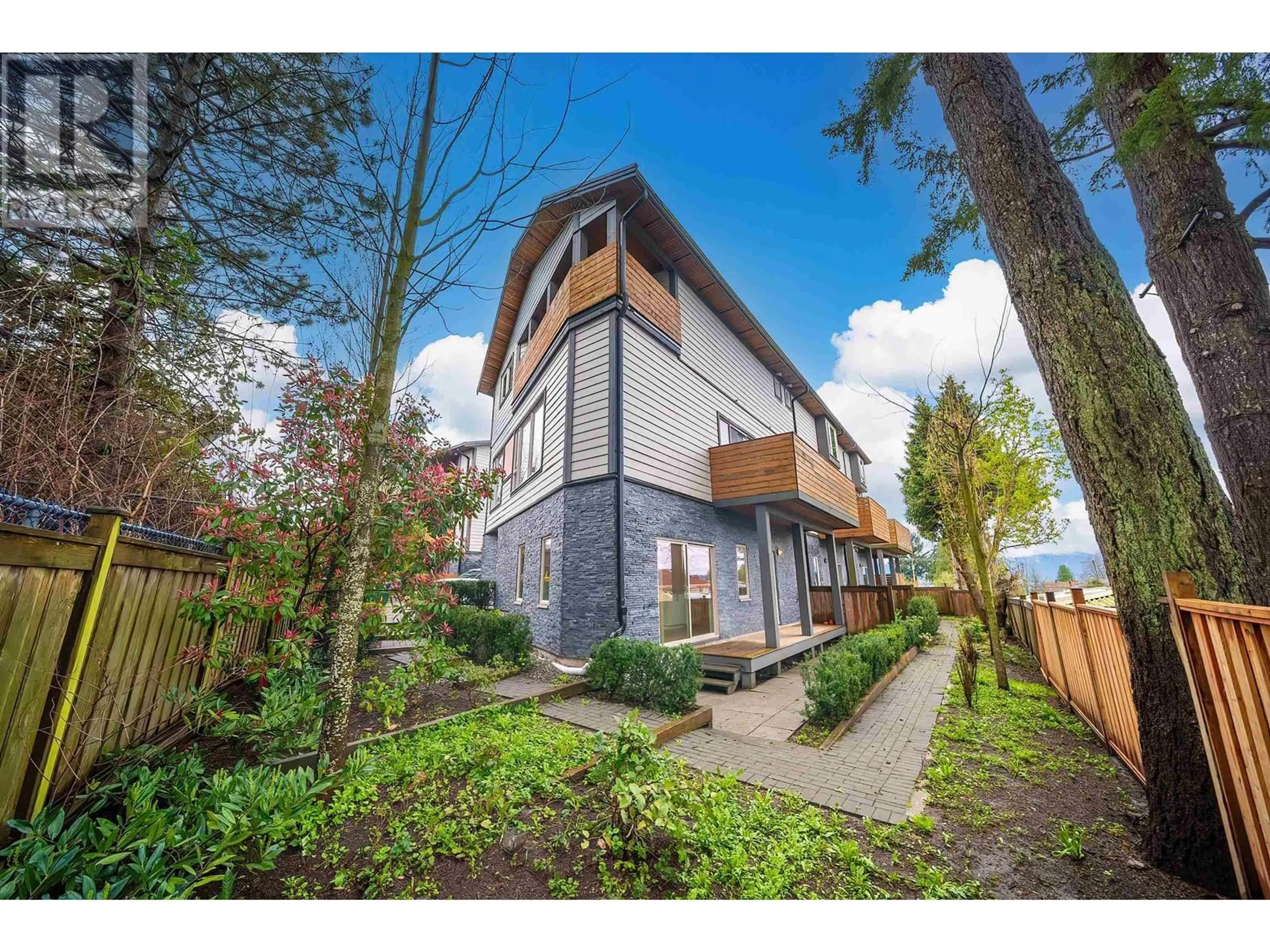 A pic from outside/outdoor area/front of a property/back of a property/a pic from drone, street for 6518 SELMA AVENUE, Burnaby British Columbia V5H3R3