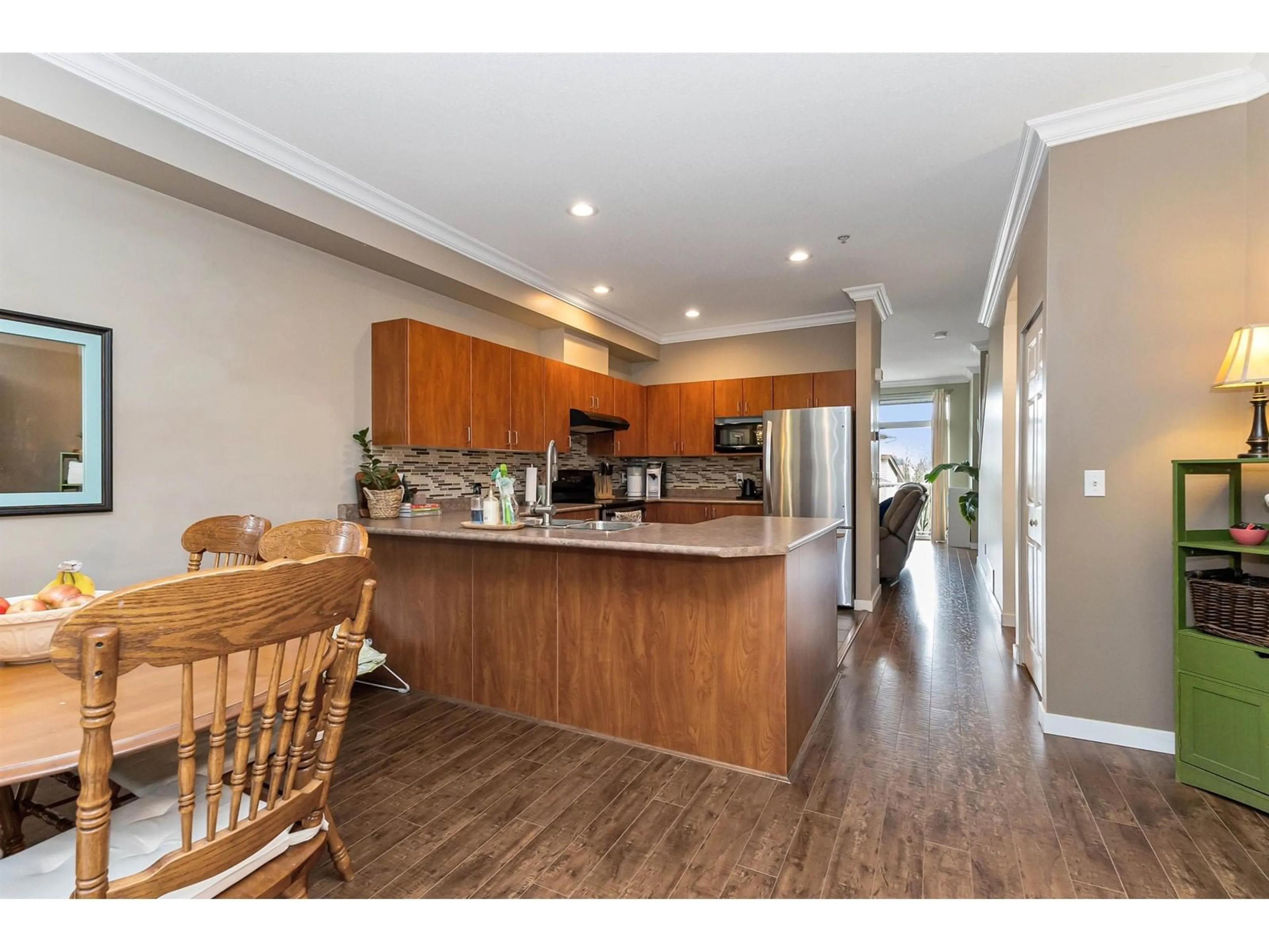 Open concept kitchen, wood/laminate floor for 47 - 35287 OLD YALE, Abbotsford British Columbia V3G8H5