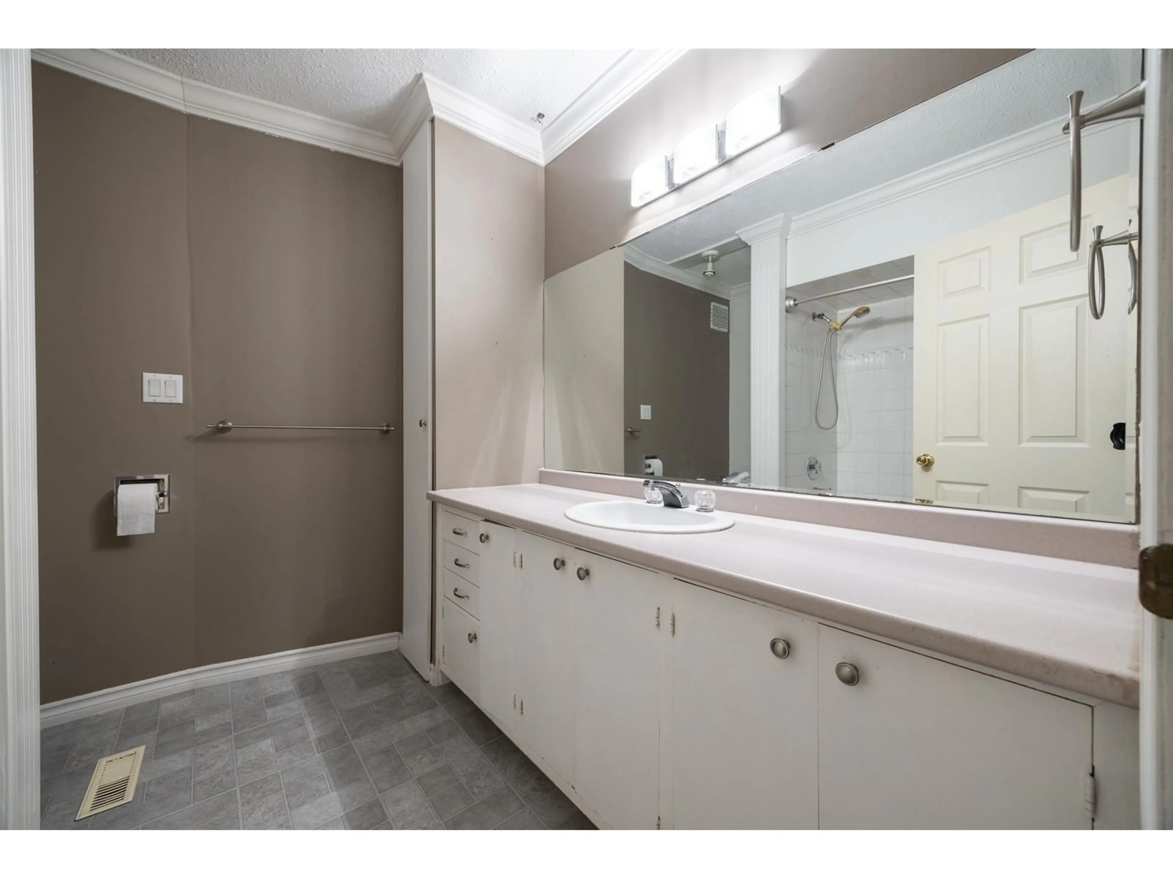 Standard bathroom, ceramic/tile floor for 45346 SOUTH SUMAS ROAD, Chilliwack British Columbia V2R1R8