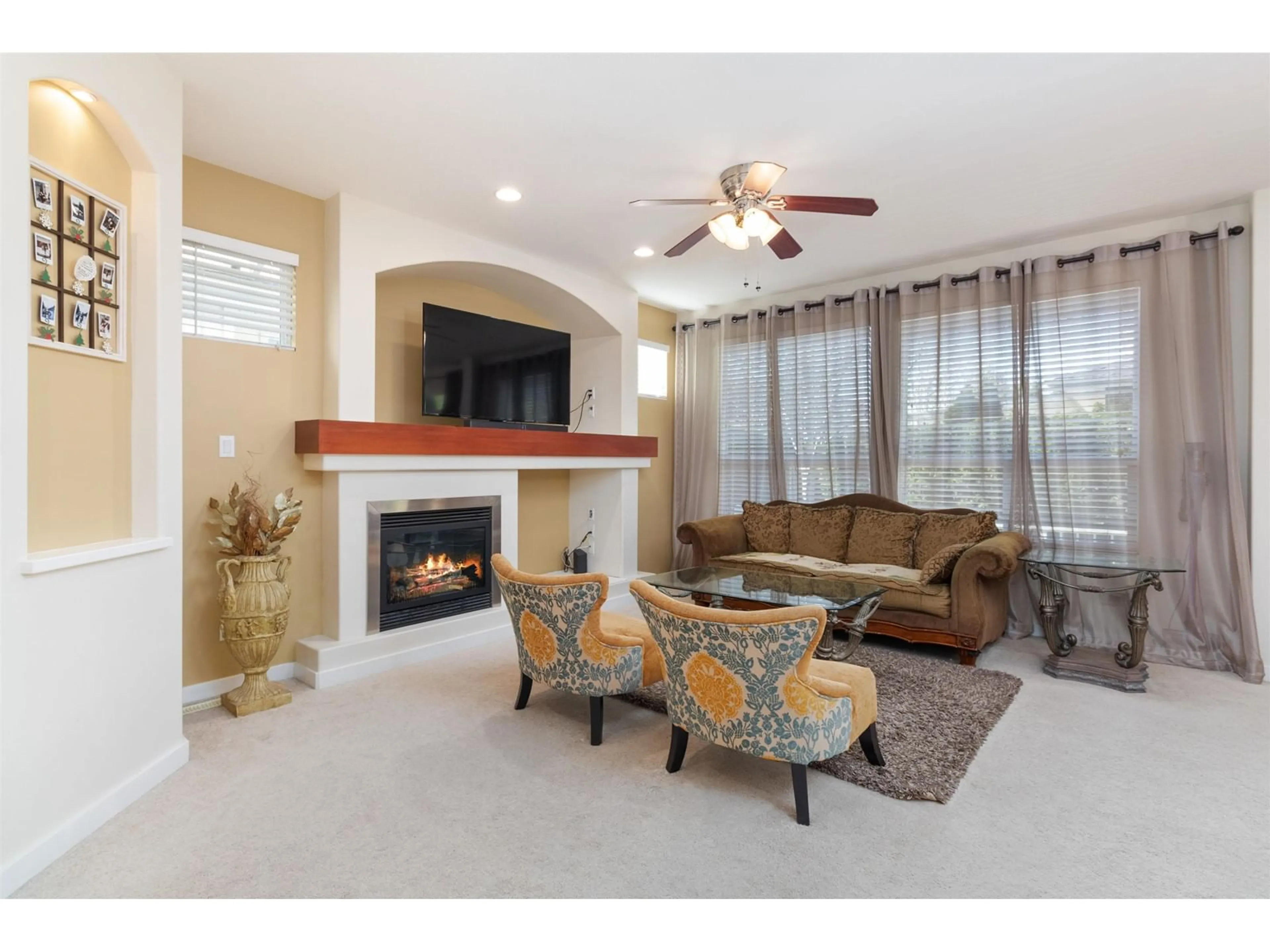 Living room with furniture, ceramic/tile floor for 8421 209, Langley British Columbia V2Y0A3
