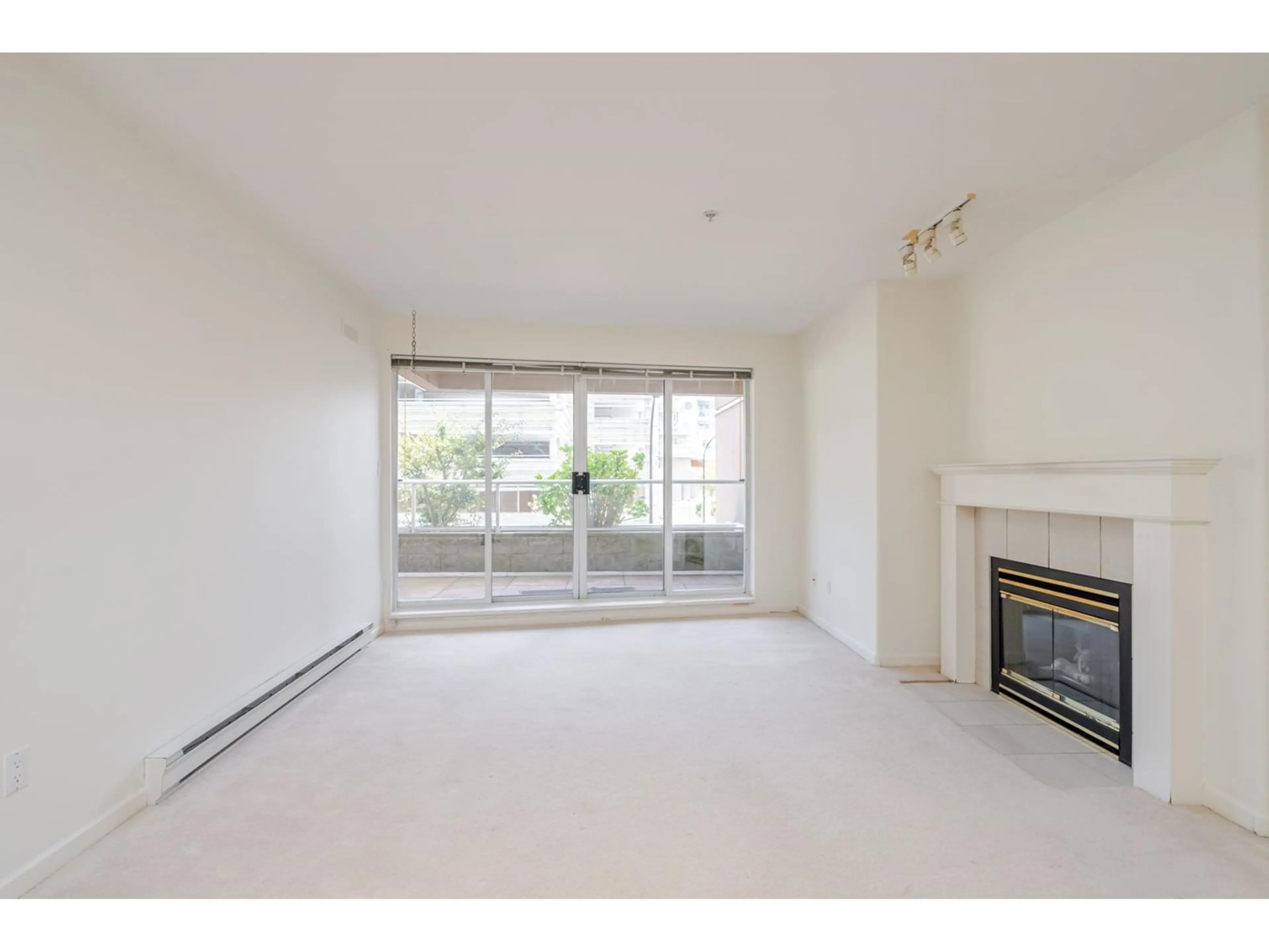 A pic of a room for 201 - 1119 VIDAL, White Rock British Columbia V4B3T4