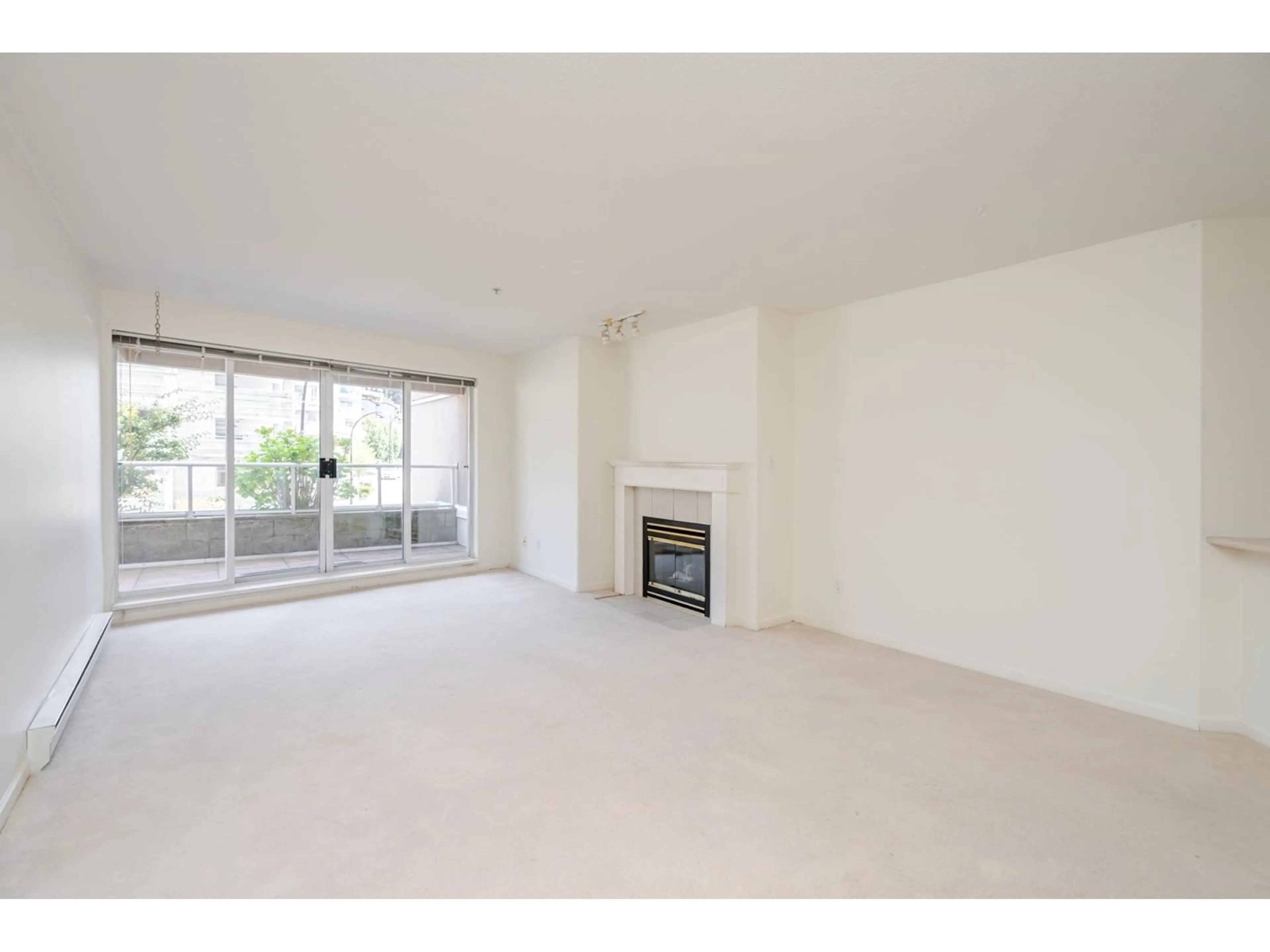 A pic of a room for 201 - 1119 VIDAL, White Rock British Columbia V4B3T4