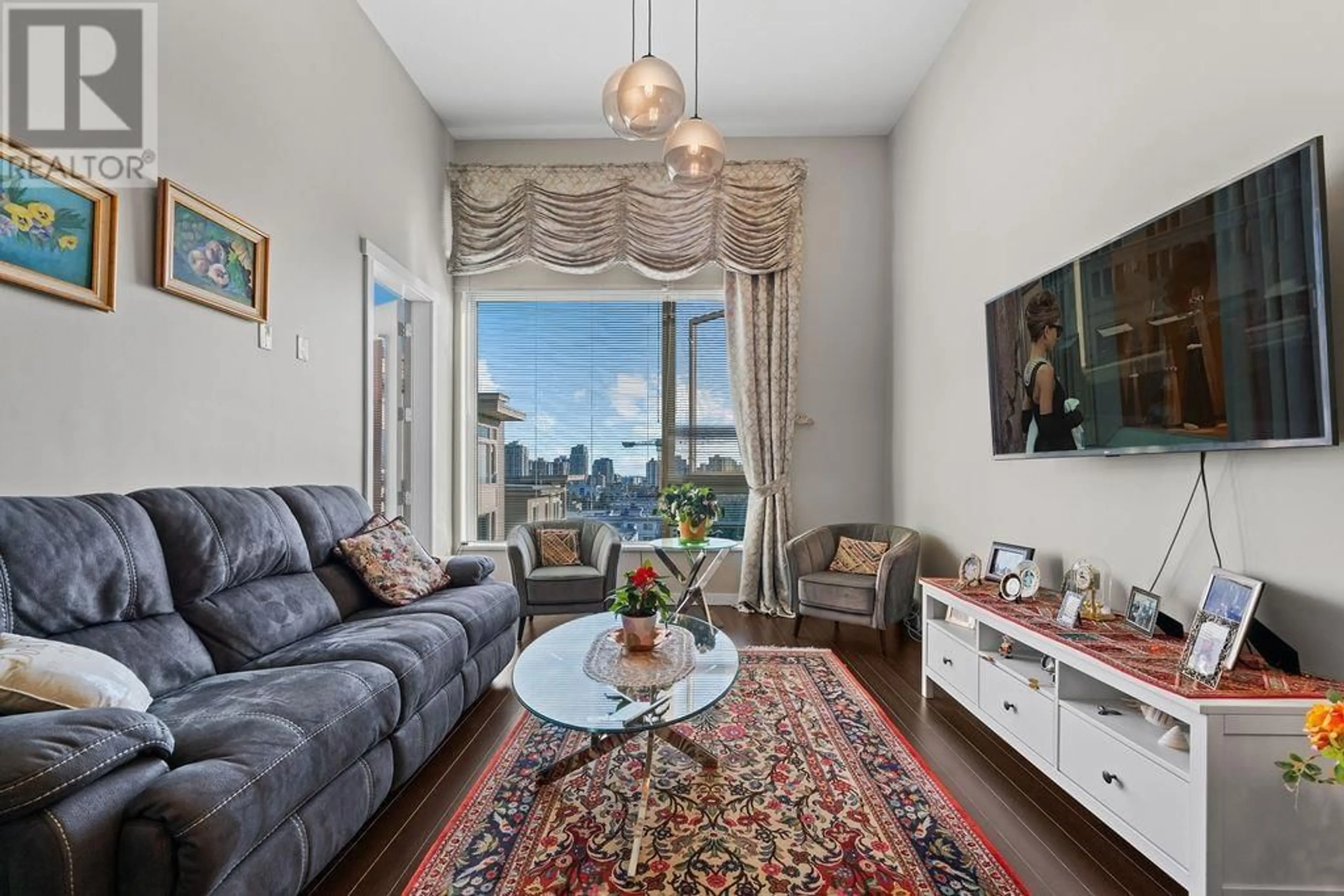 Living room with furniture, unknown for 527 - 119 22ND STREET, North Vancouver British Columbia V7M0B4
