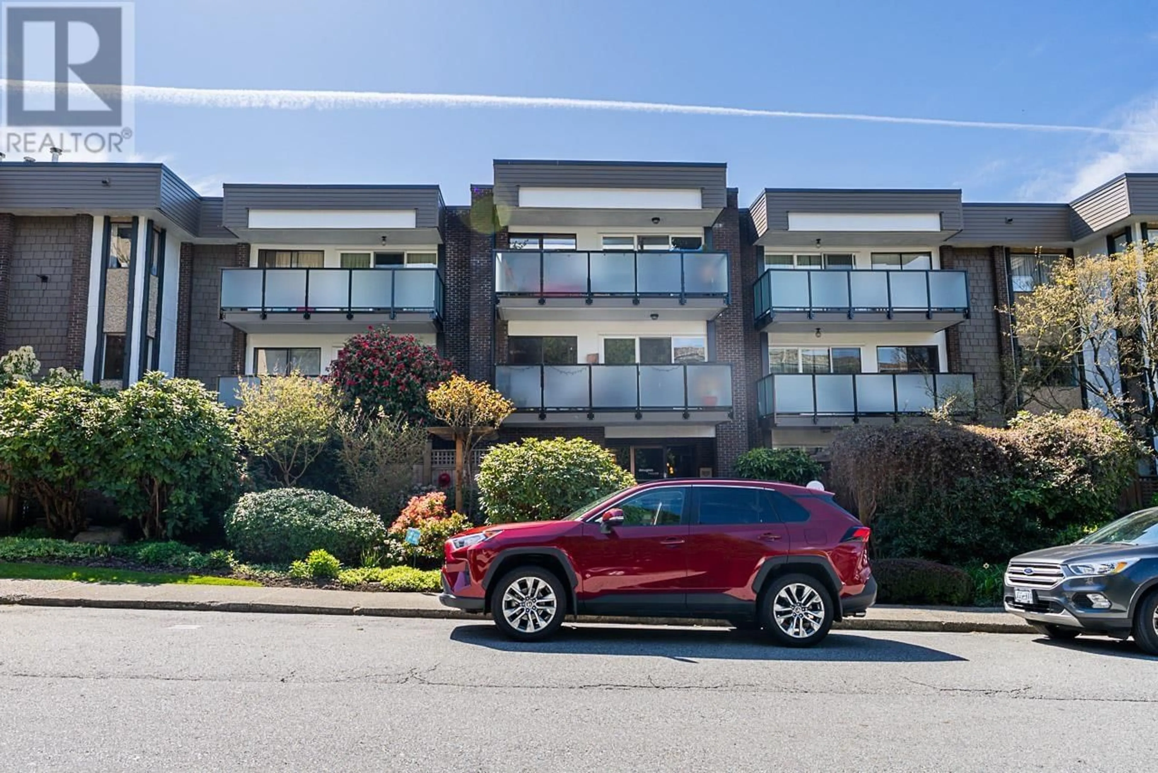 A pic from outside/outdoor area/front of a property/back of a property/a pic from drone, unknown for 110 - 141 18TH STREET, North Vancouver British Columbia V7L2X3