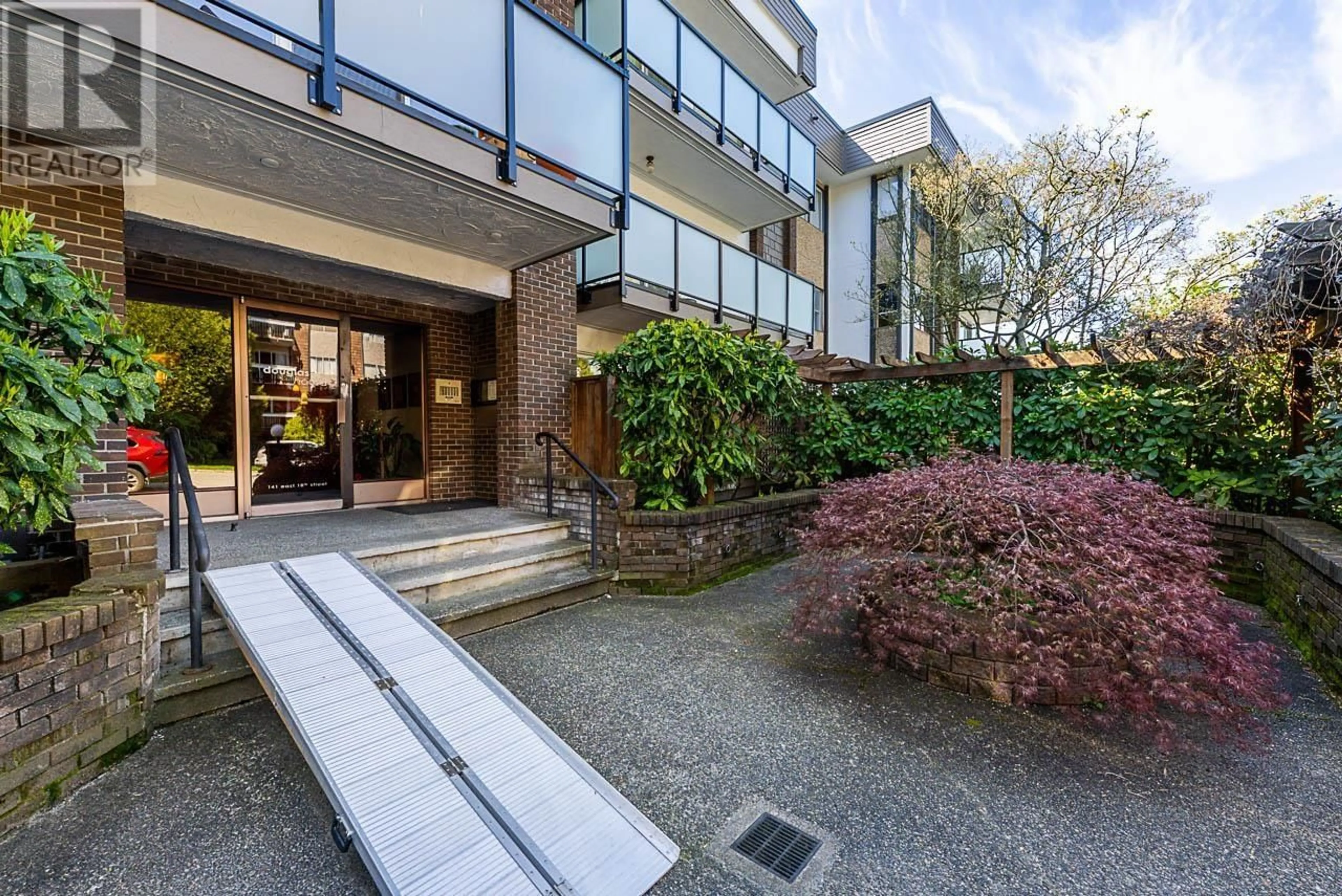 Indoor foyer for 110 - 141 18TH STREET, North Vancouver British Columbia V7L2X3