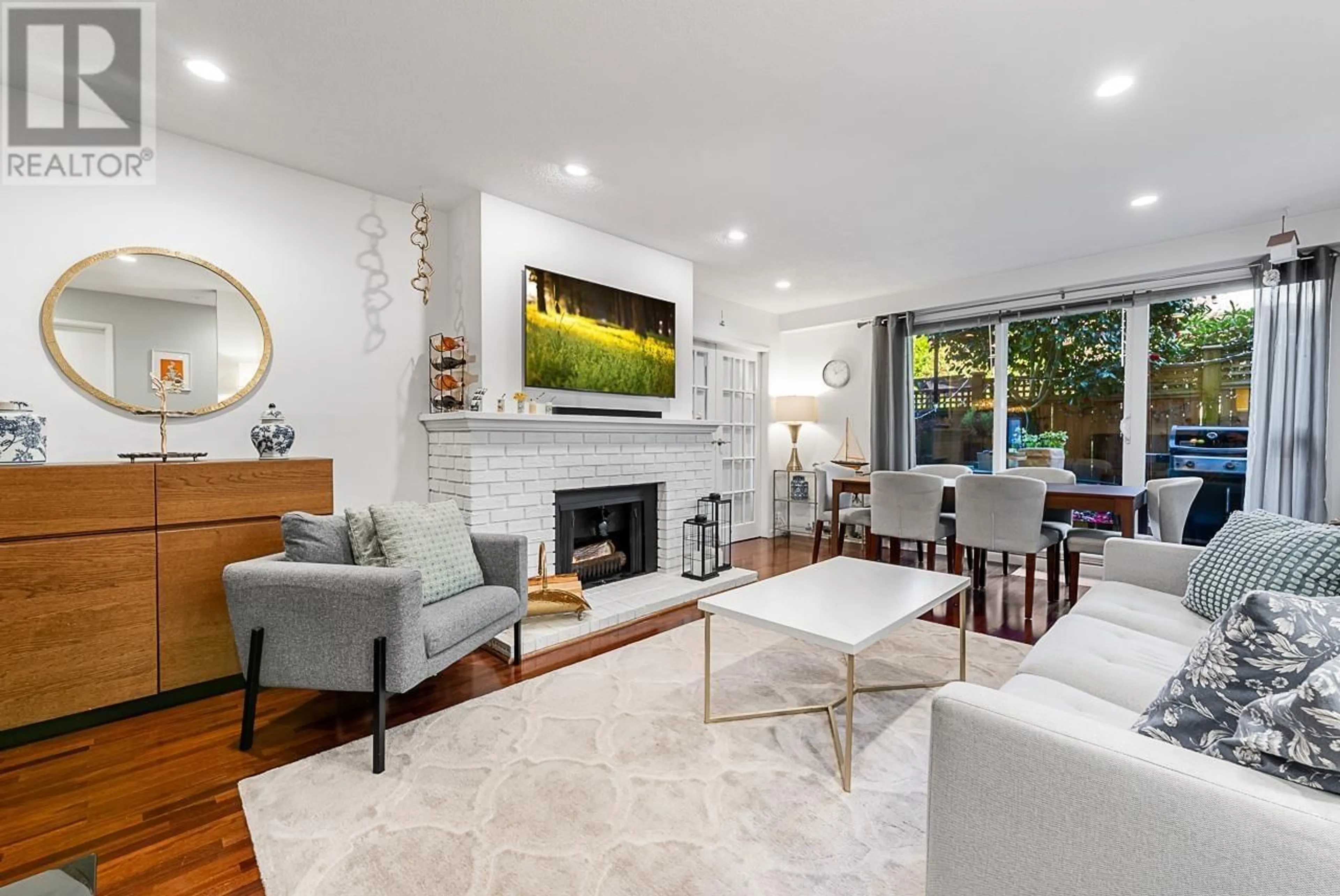 Living room with furniture, unknown for 110 - 141 18TH STREET, North Vancouver British Columbia V7L2X3