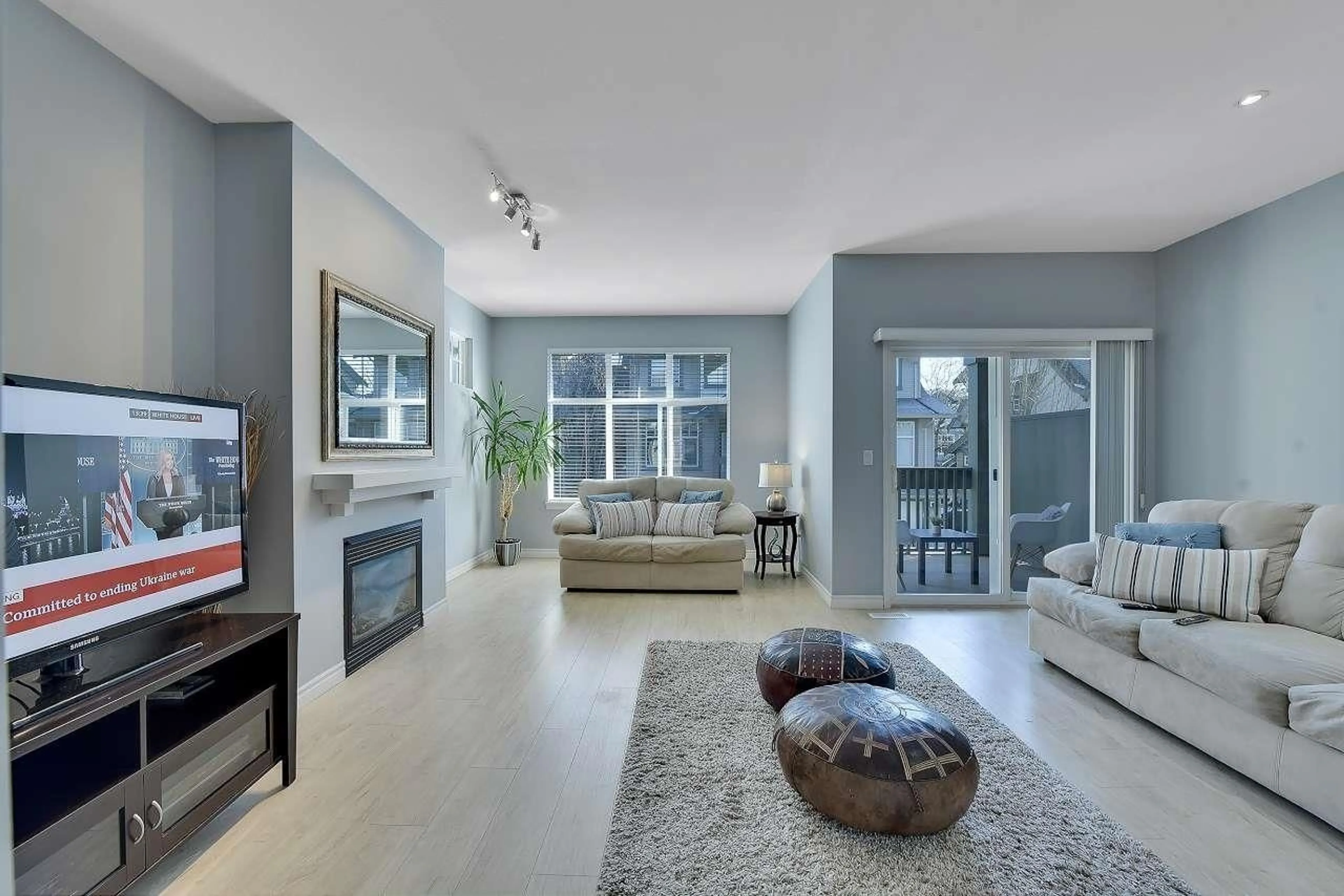 Living room with furniture, unknown for 27 - 6050 166, Surrey British Columbia V3S0X2