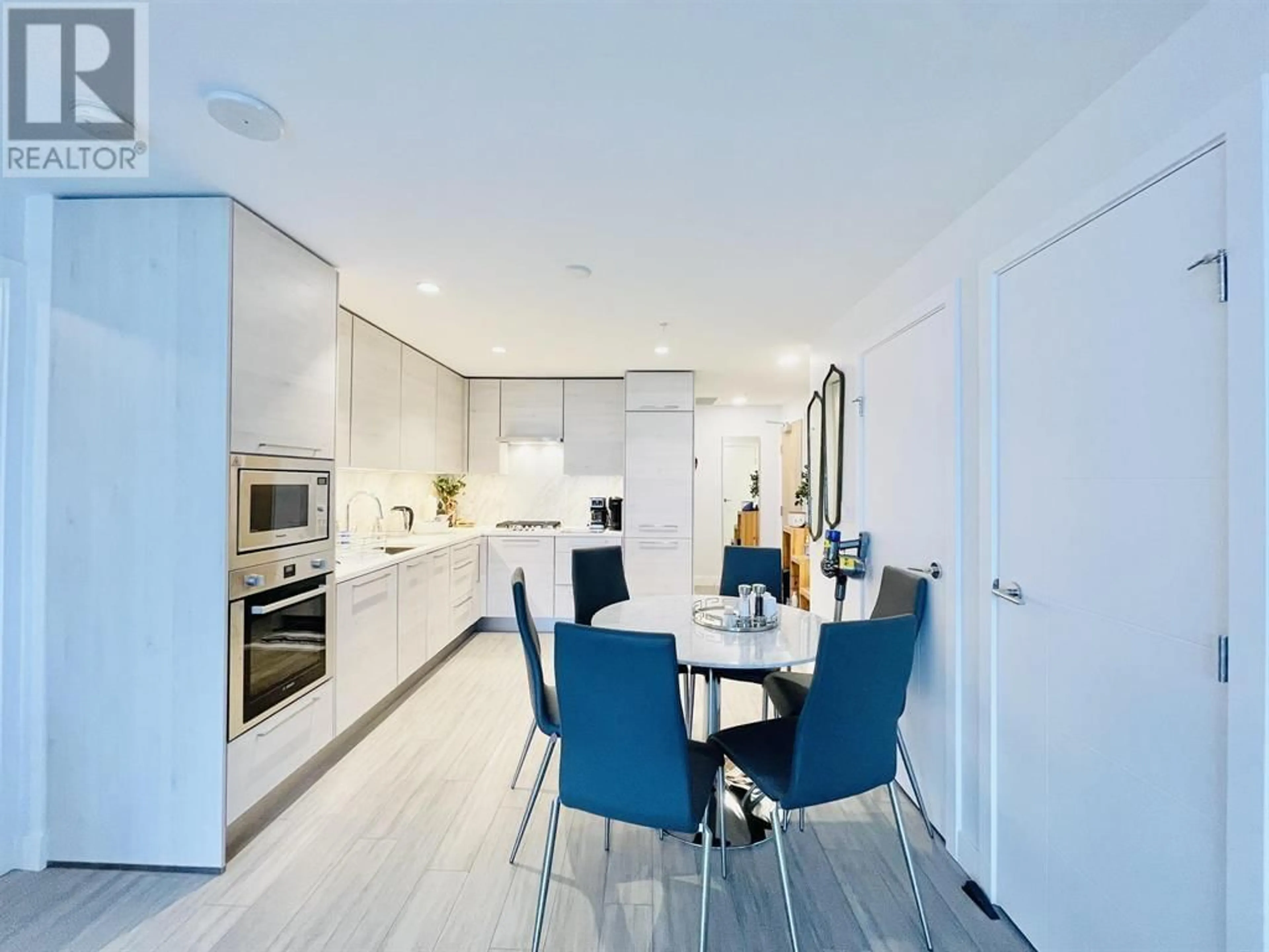 Contemporary kitchen, unknown for 2203 - 4458 BERESFORD STREET, Burnaby British Columbia V5H0J1