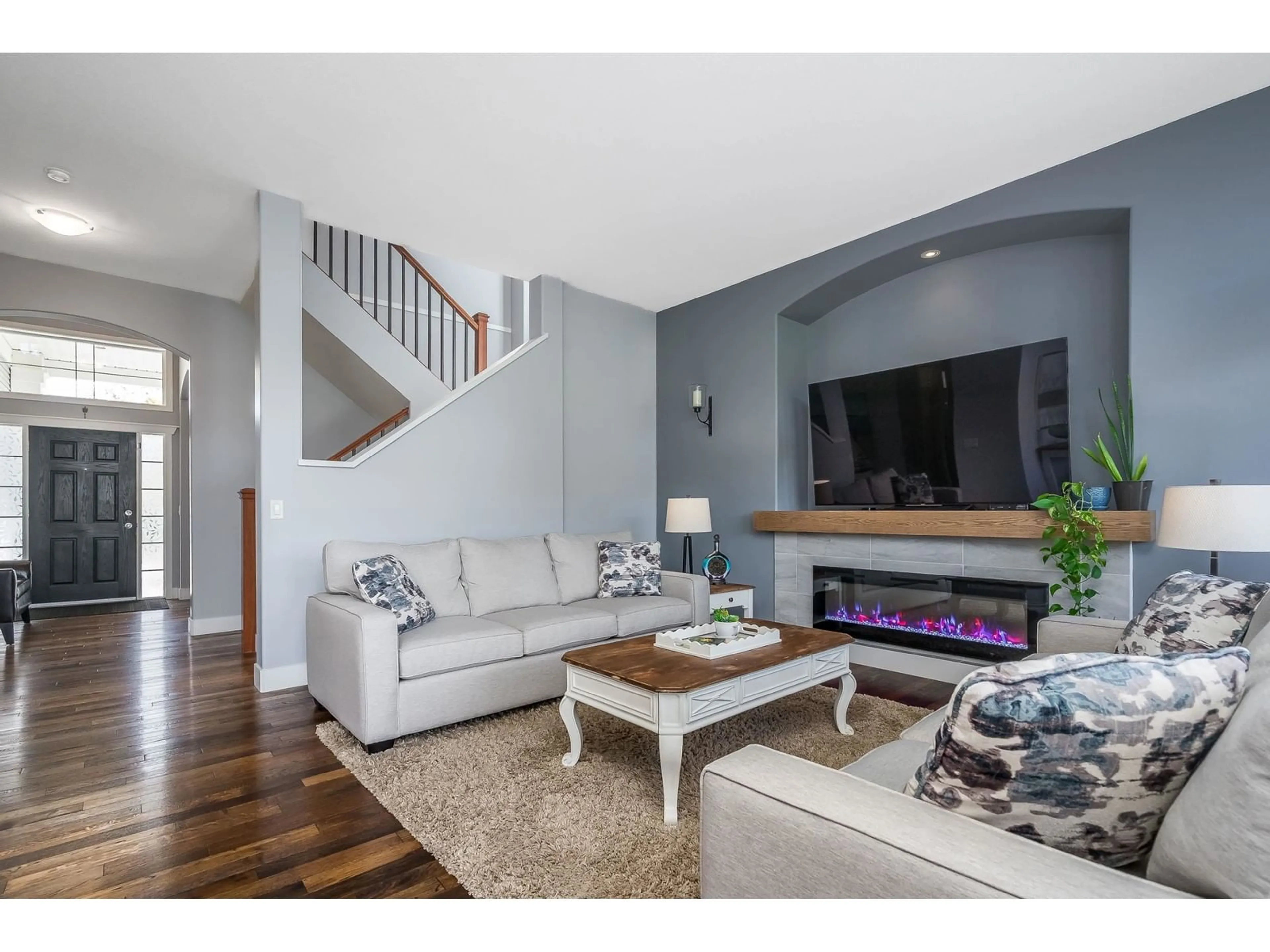 Living room with furniture, wood/laminate floor for 14841 59, Surrey British Columbia V3S4S6