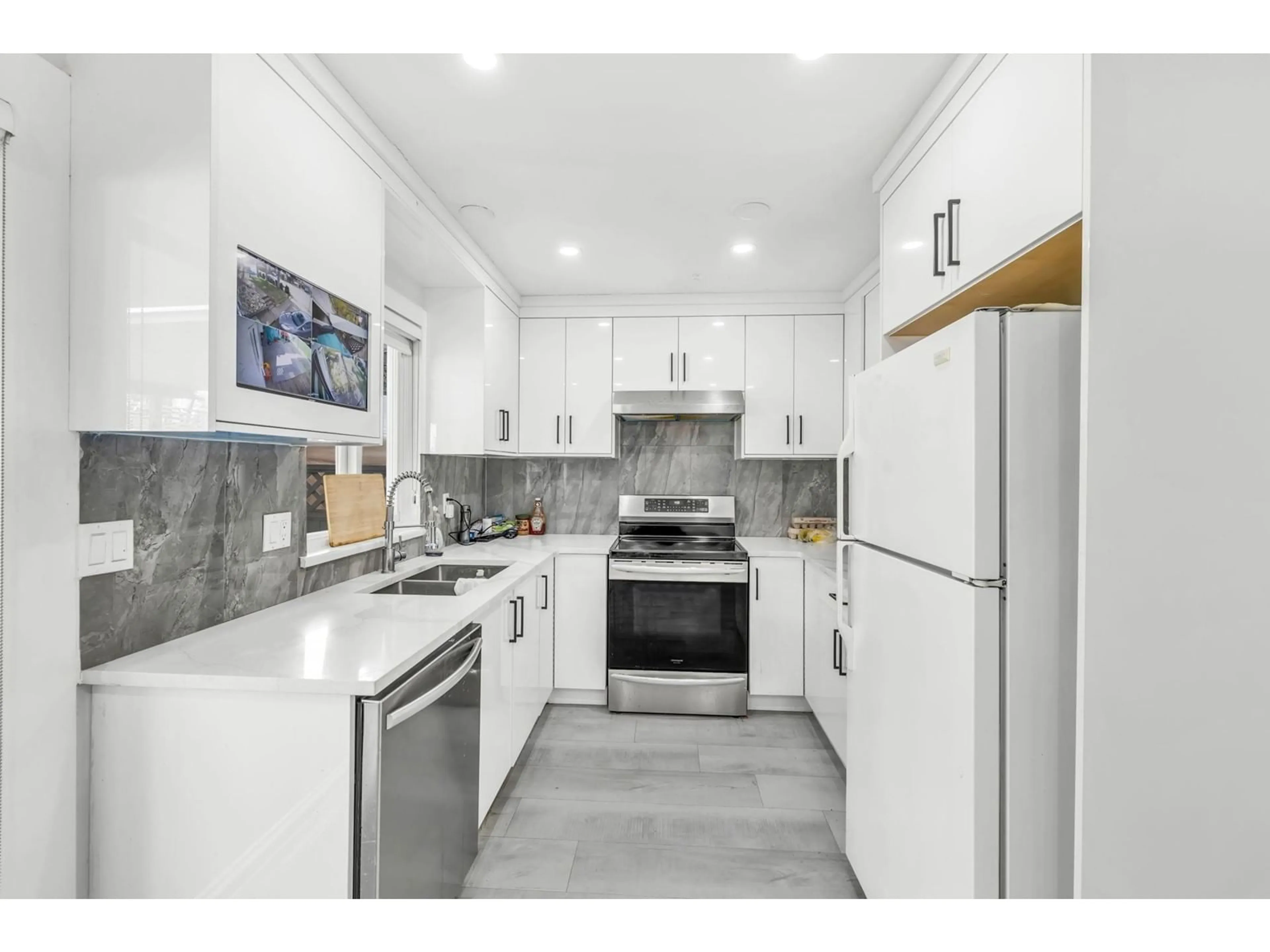 Open concept kitchen, ceramic/tile floor for 31392 WINDSOR, Abbotsford British Columbia V2T6L8