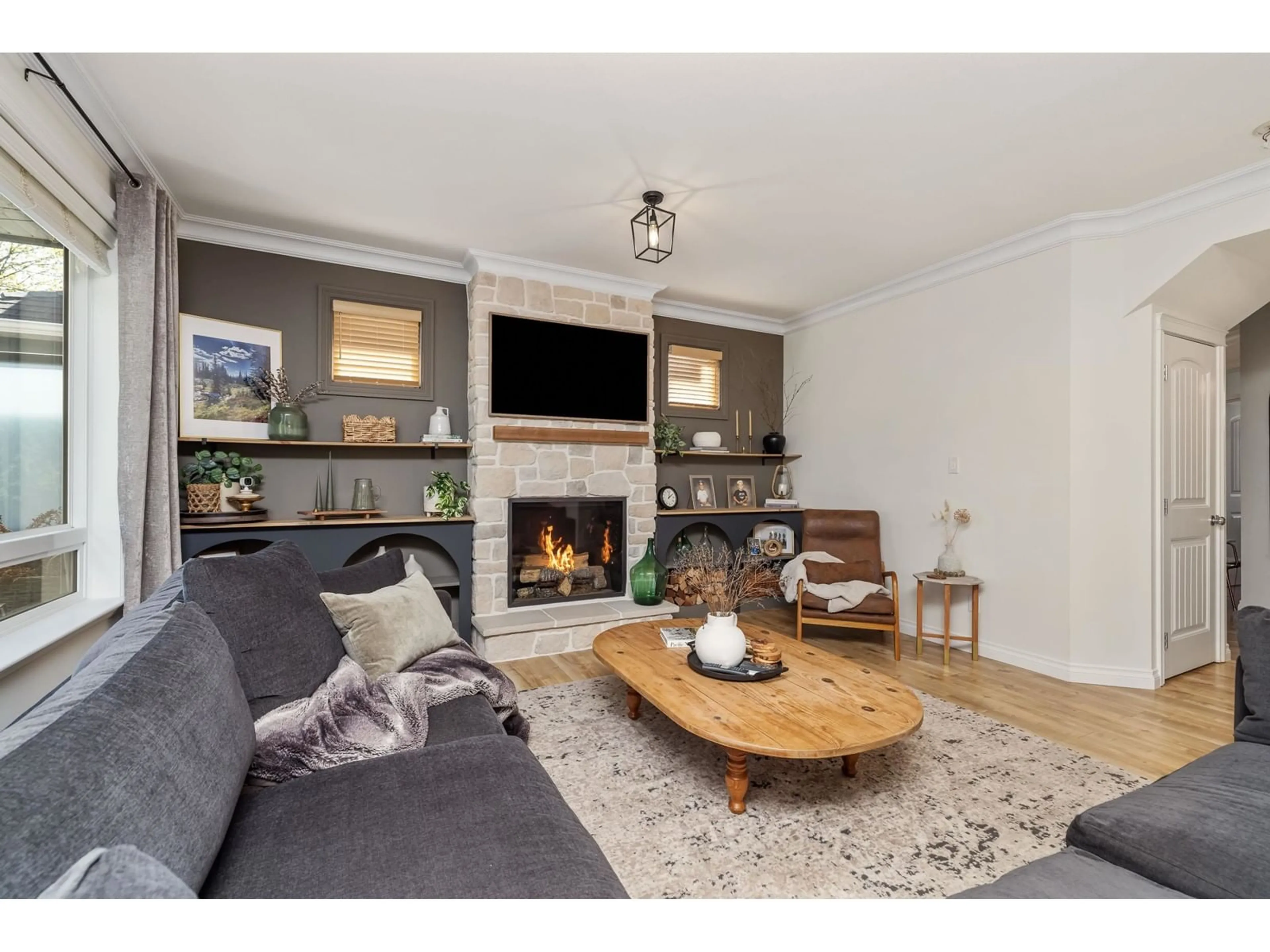 Living room with furniture, wood/laminate floor for 3958 CAVES, Abbotsford British Columbia V3G0A1