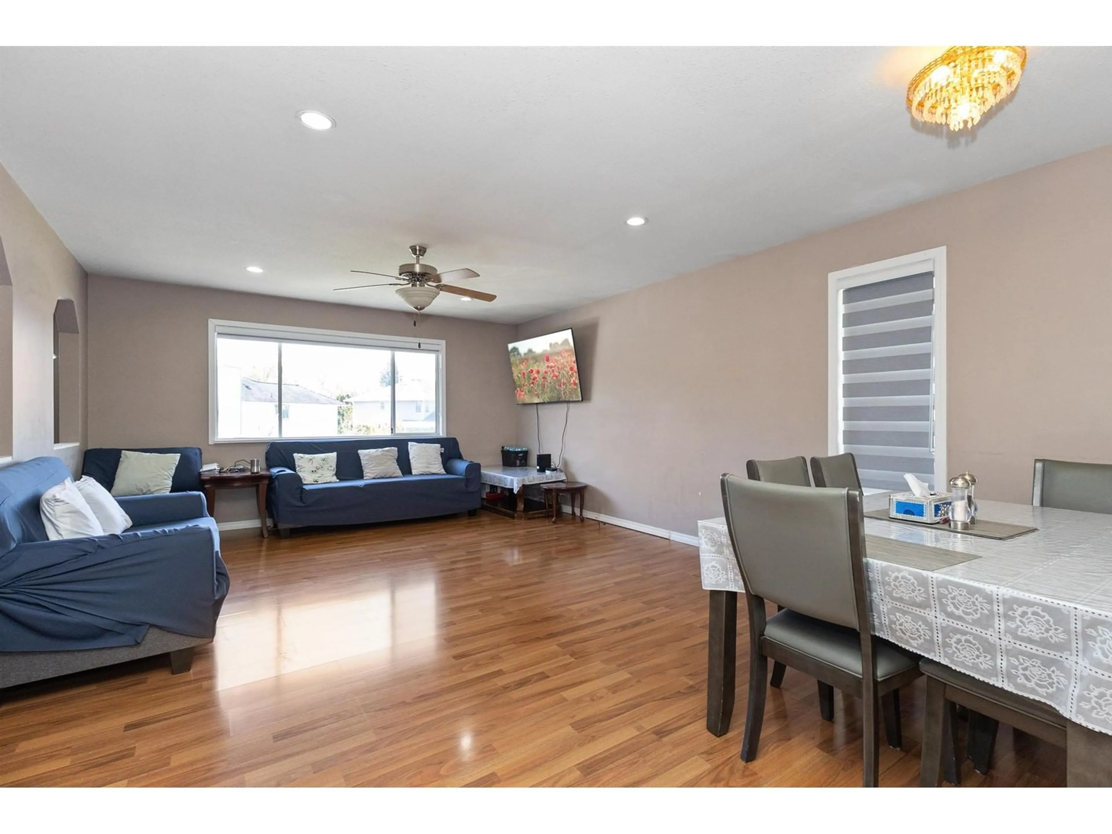 Living room with furniture, wood/laminate floor for 2854 GARDNER, Abbotsford British Columbia V2T5H9