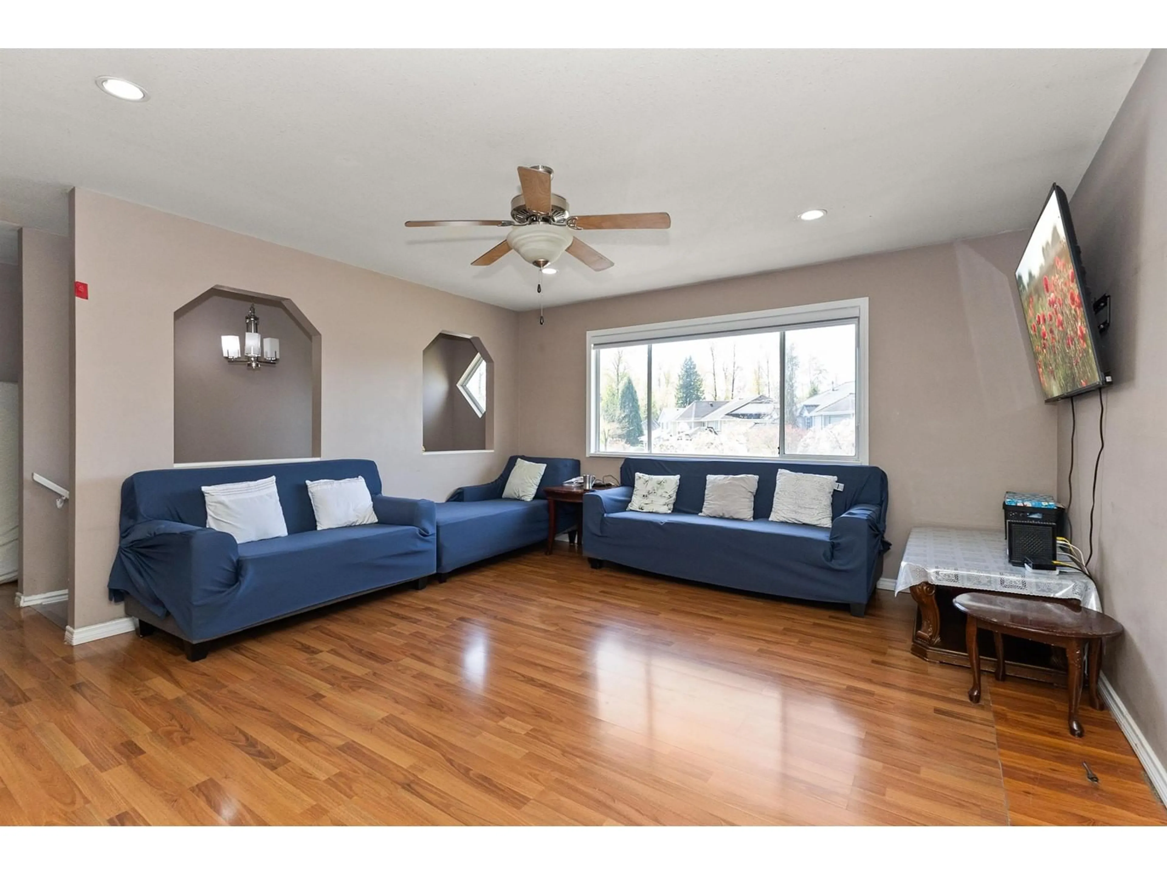 Living room with furniture, wood/laminate floor for 2854 GARDNER, Abbotsford British Columbia V2T5H9