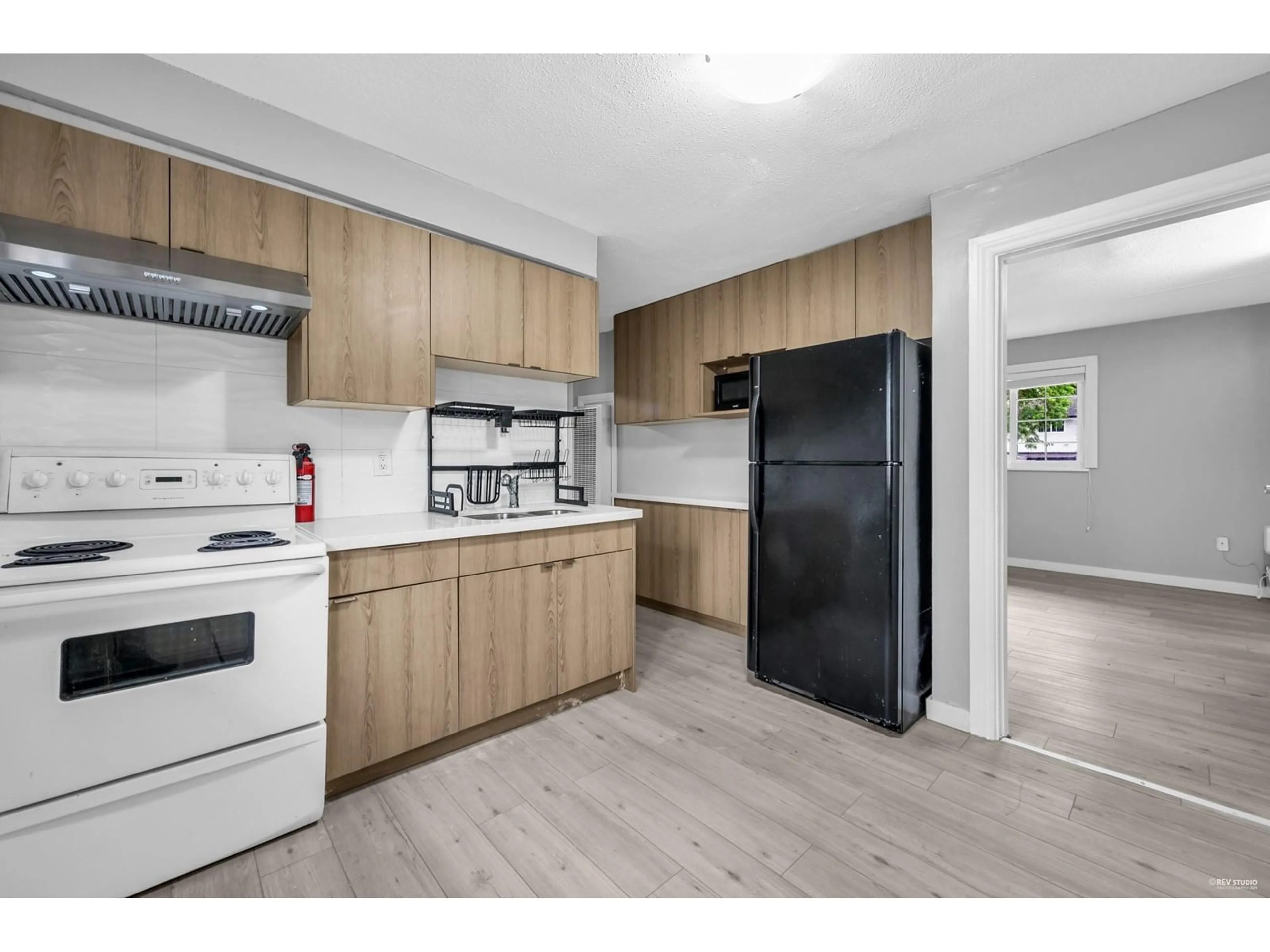 Standard kitchen, wood/laminate floor for 13275 95A, Surrey British Columbia V3V1R4