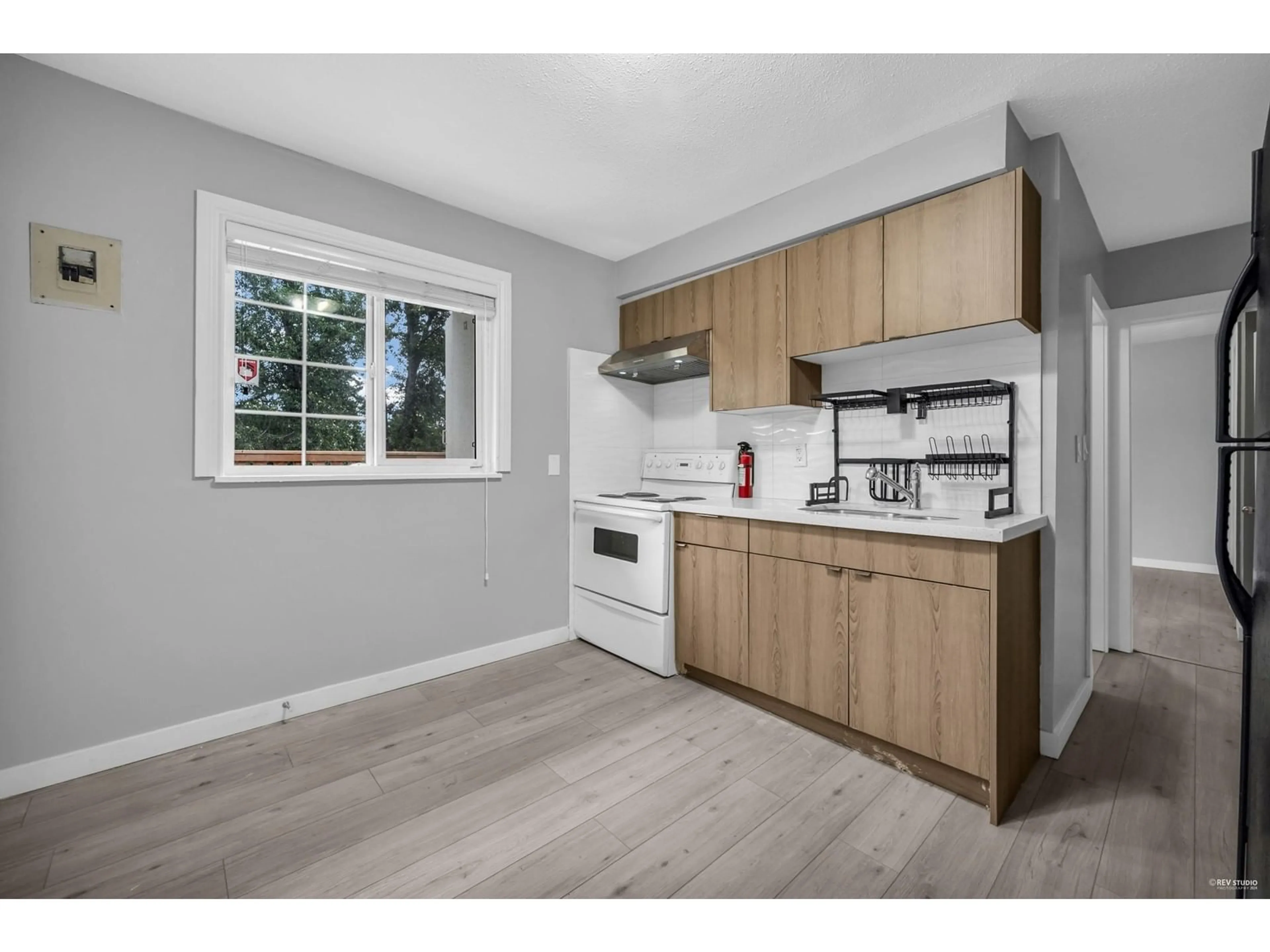 Standard kitchen, wood/laminate floor for 13275 95A, Surrey British Columbia V3V1R4