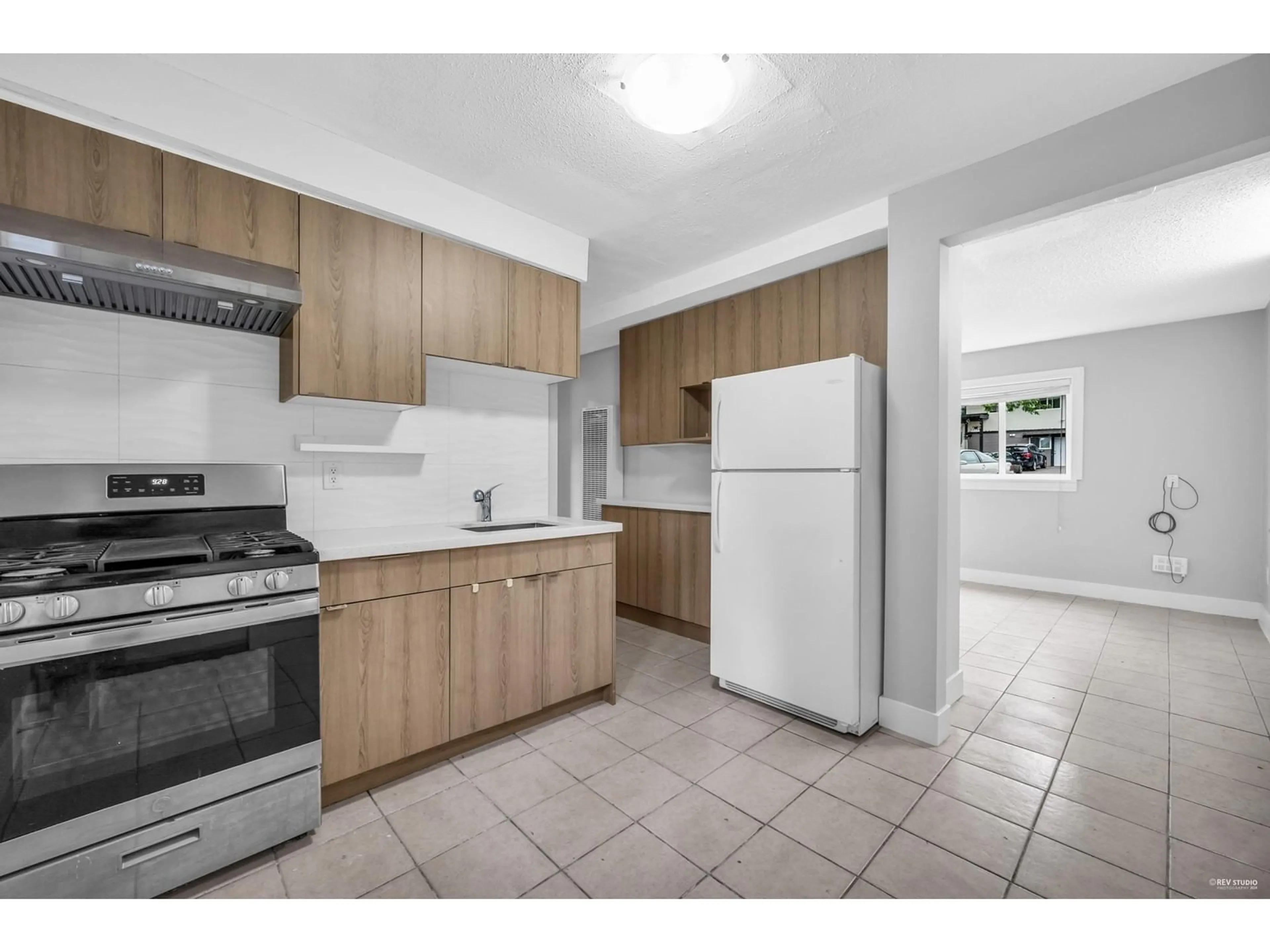 Standard kitchen, unknown for 13275 95A, Surrey British Columbia V3V1R4