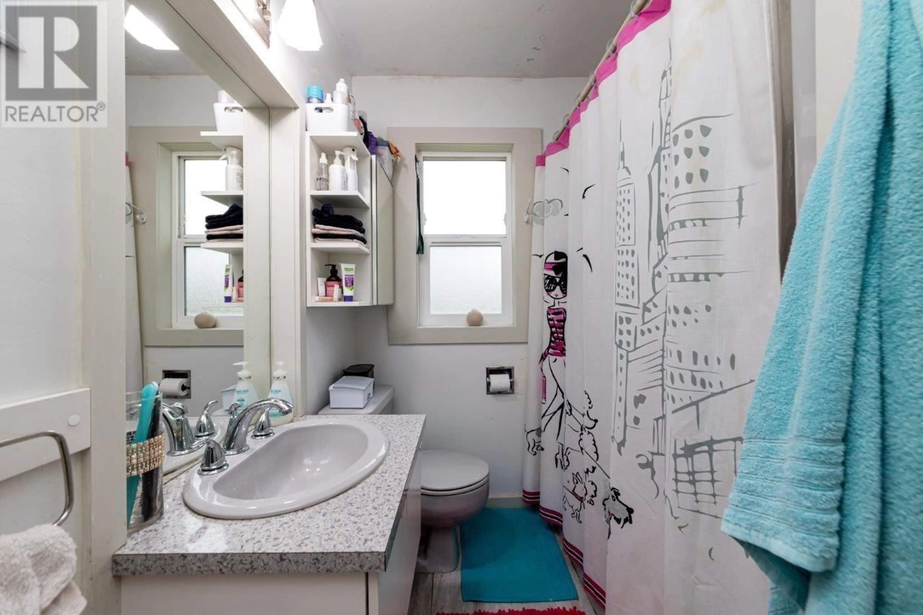 Standard bathroom, ceramic/tile floor for 320 HOLMES STREET, New Westminster British Columbia V3L4X5