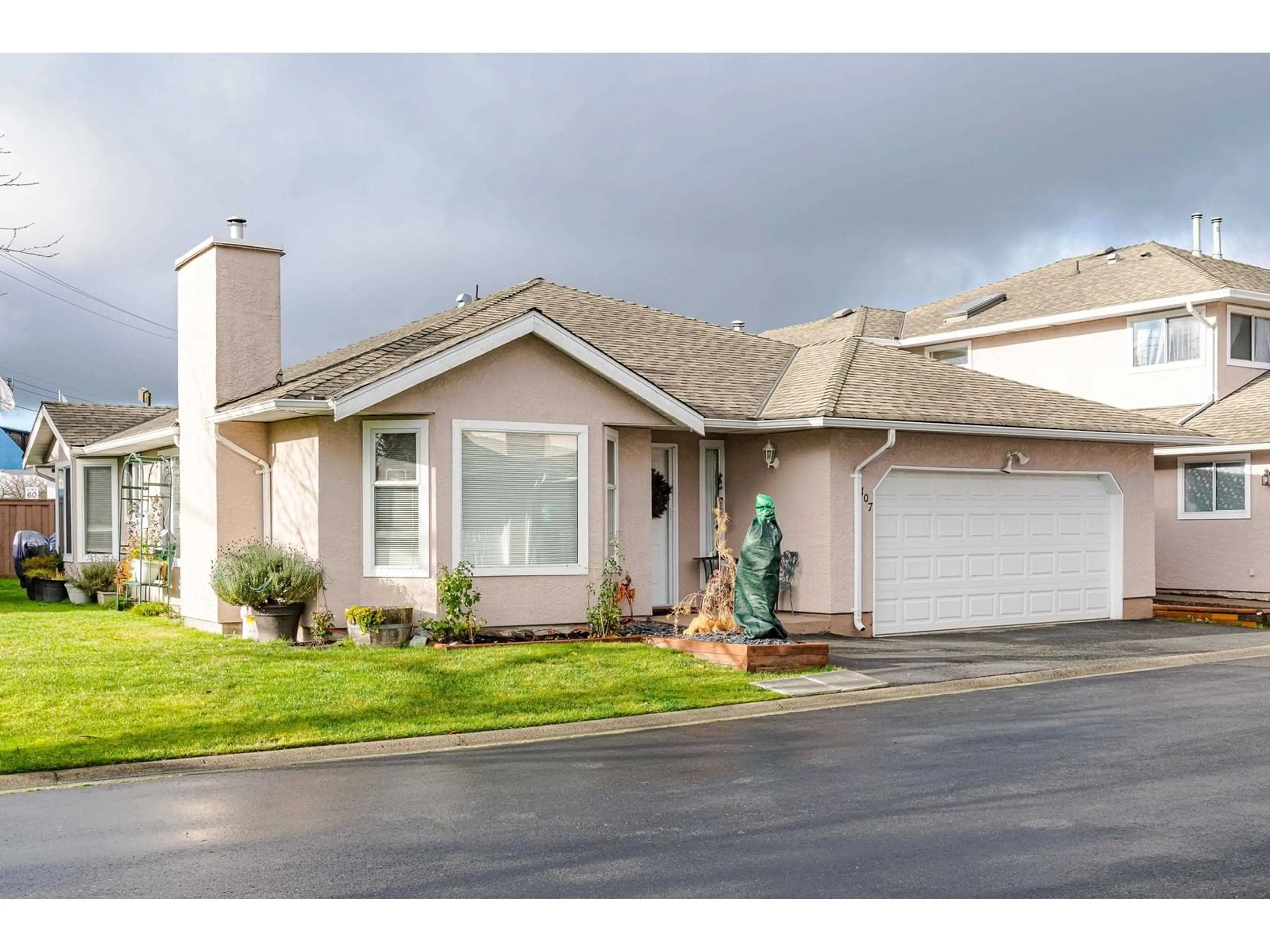 Home with vinyl exterior material, street for 107 - 15501 89A, Surrey British Columbia V3R0Z5