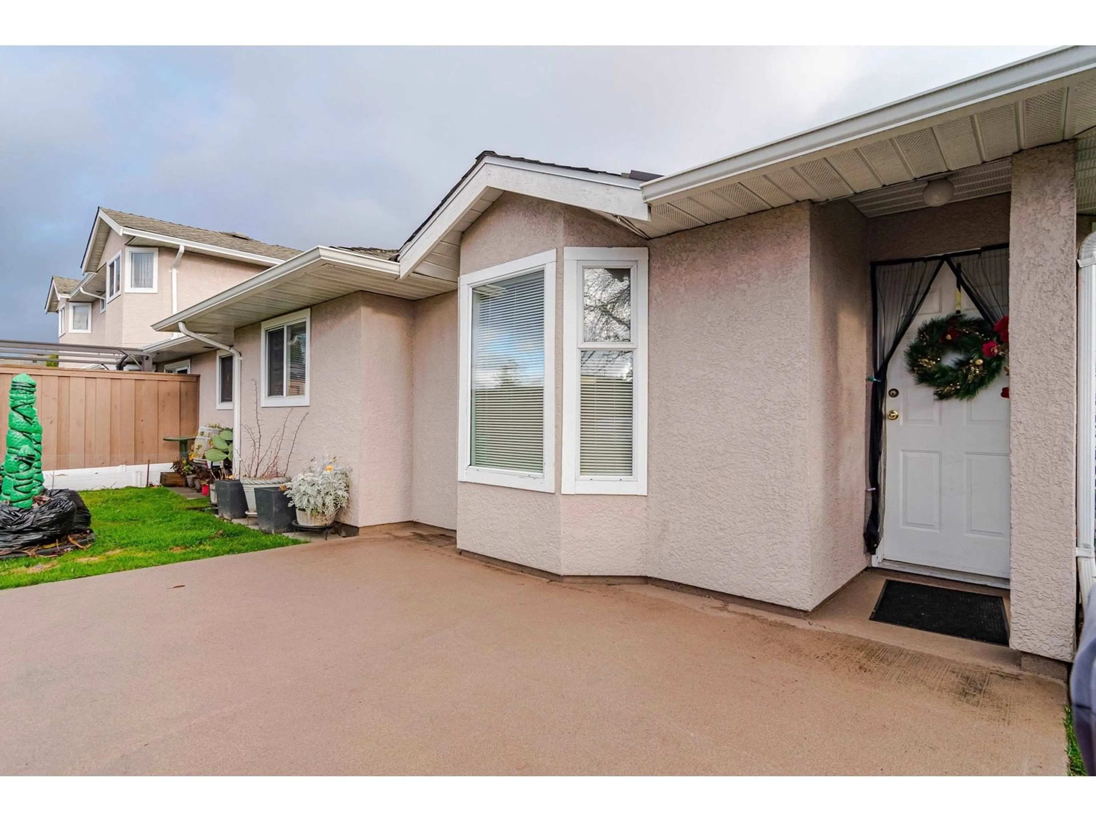 Home with vinyl exterior material, street for 107 - 15501 89A, Surrey British Columbia V3R0Z5