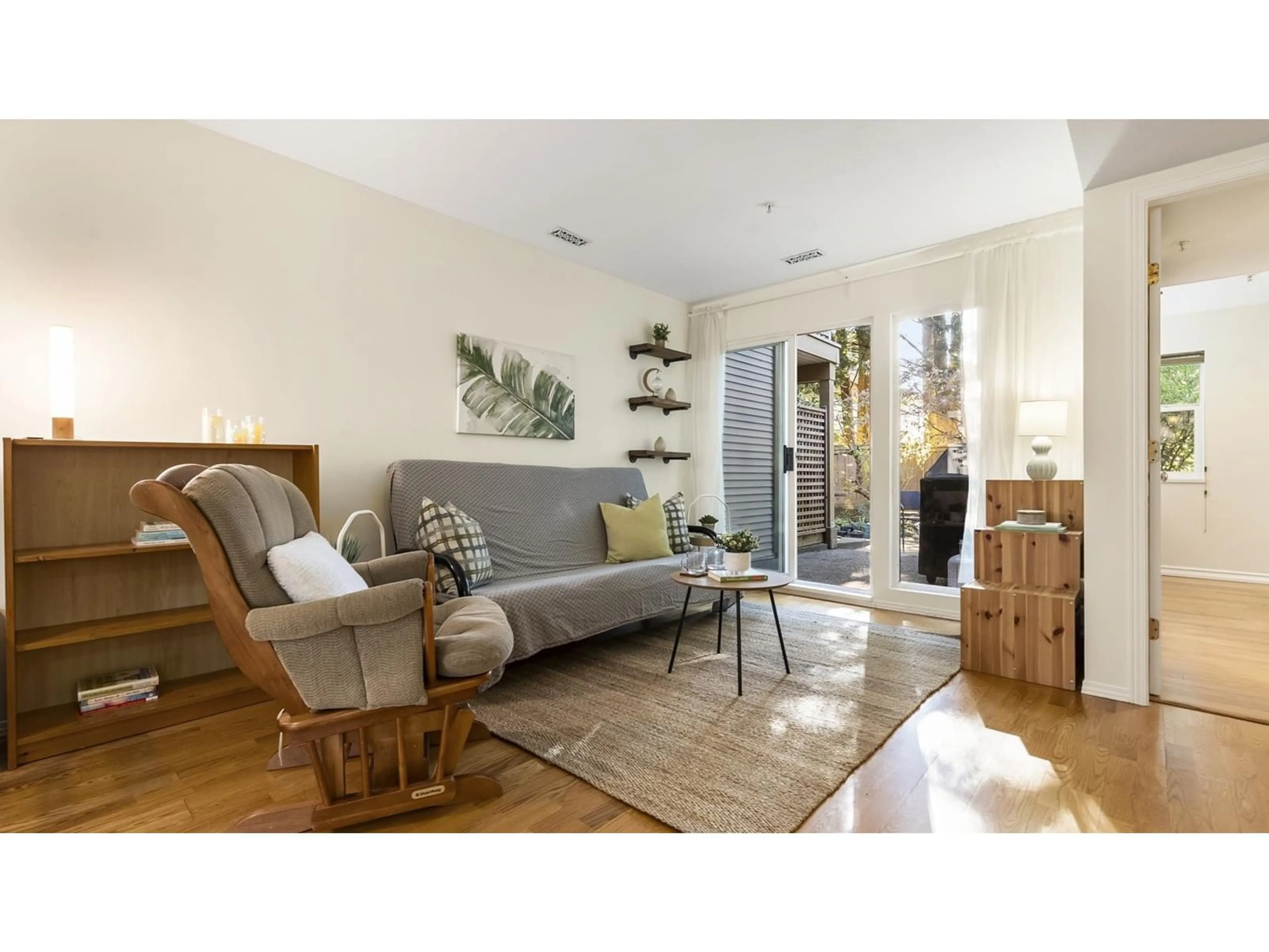 Living room with furniture, wood/laminate floor for 21 - 20543 96, Langley British Columbia V1M3W3