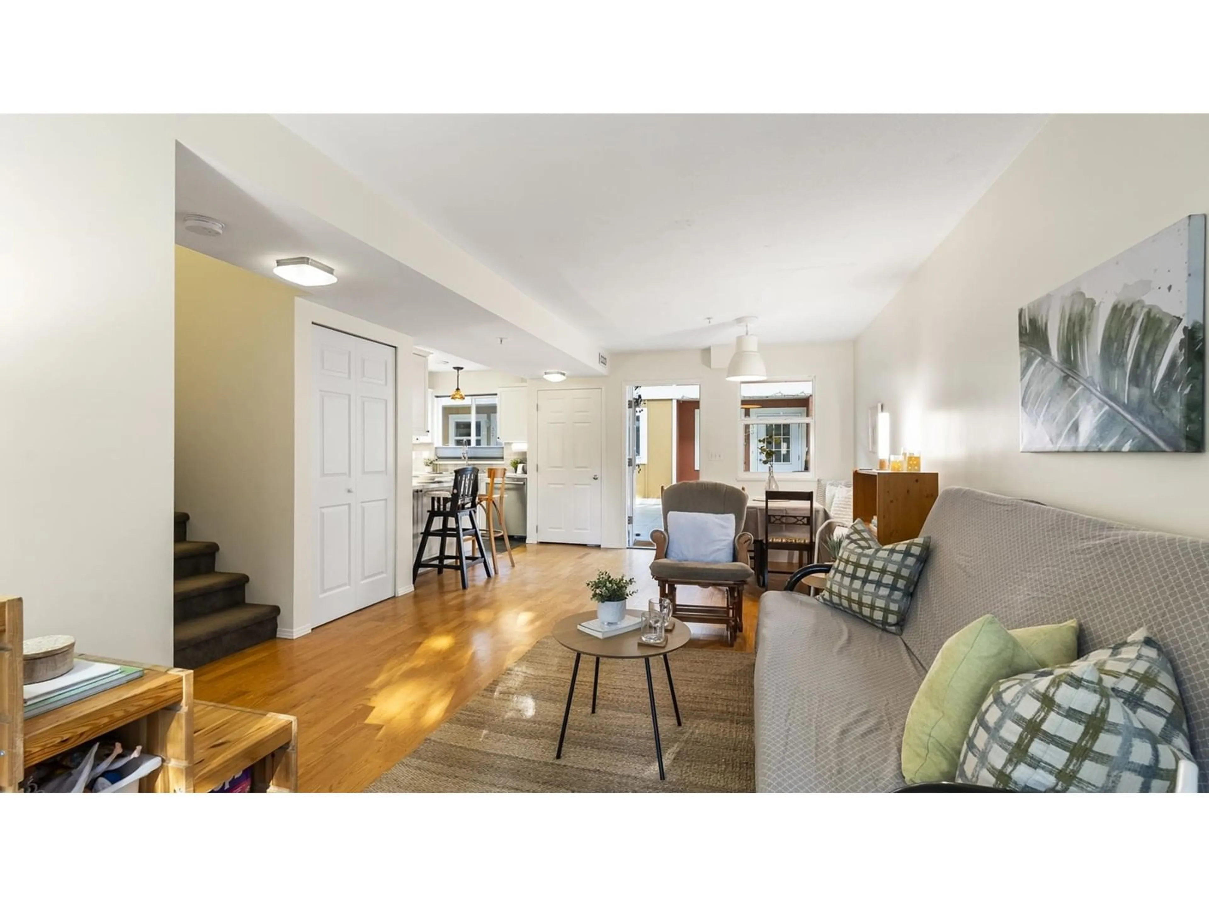 Living room with furniture, wood/laminate floor for 21 - 20543 96, Langley British Columbia V1M3W3