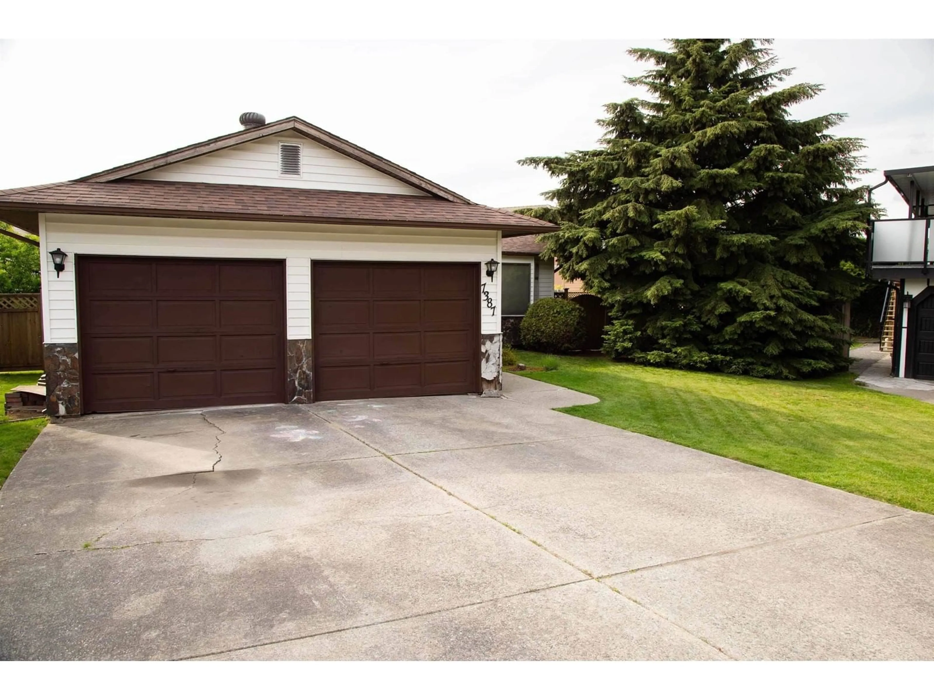 Indoor garage for 7387 131A, Surrey British Columbia V3W8V5