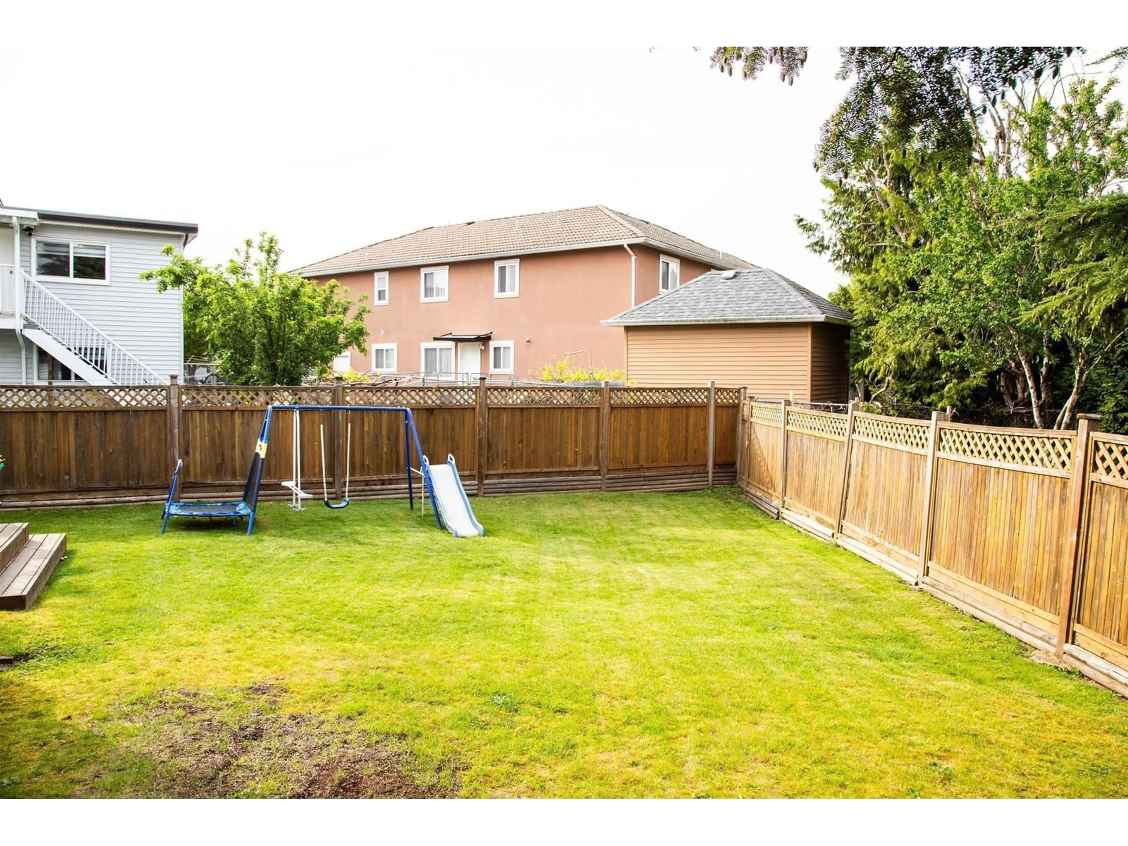 Patio, unknown for 7387 131A, Surrey British Columbia V3W8V5