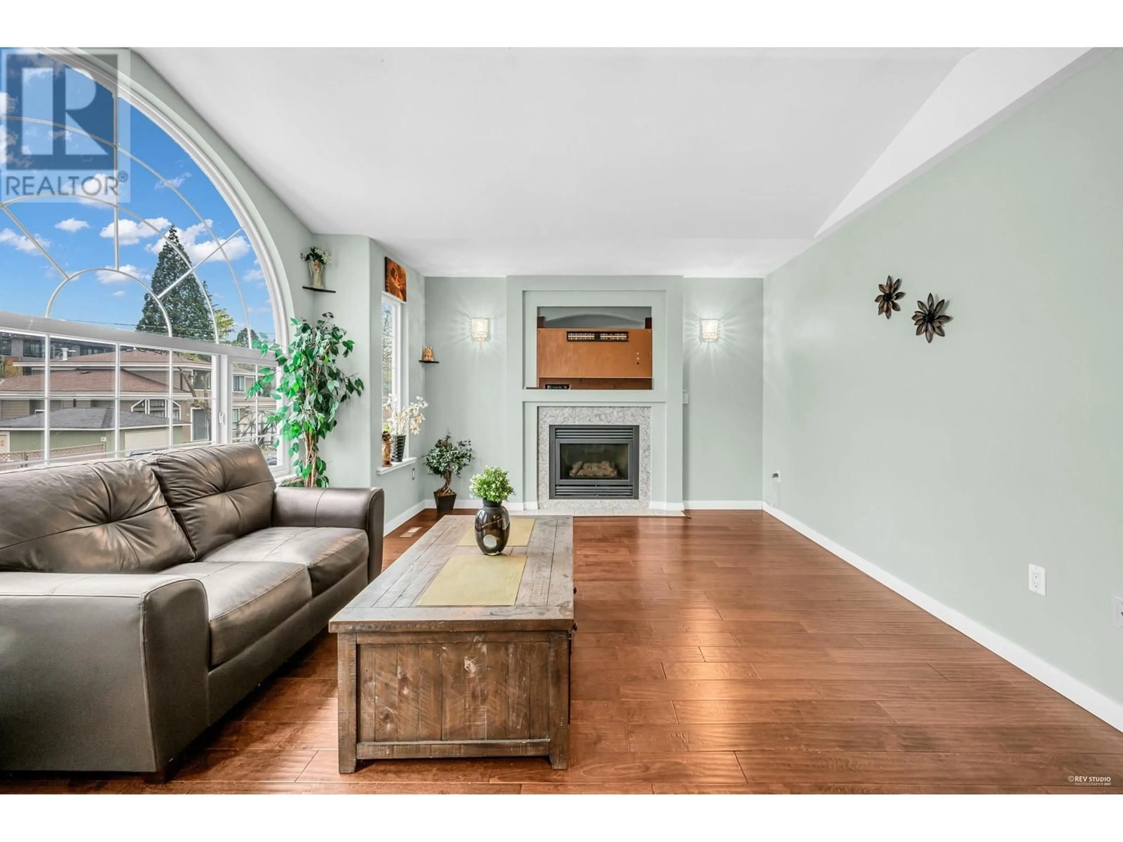Living room with furniture, wood/laminate floor for 2288 IRVINE AVENUE, Port Coquitlam British Columbia V3C3H2