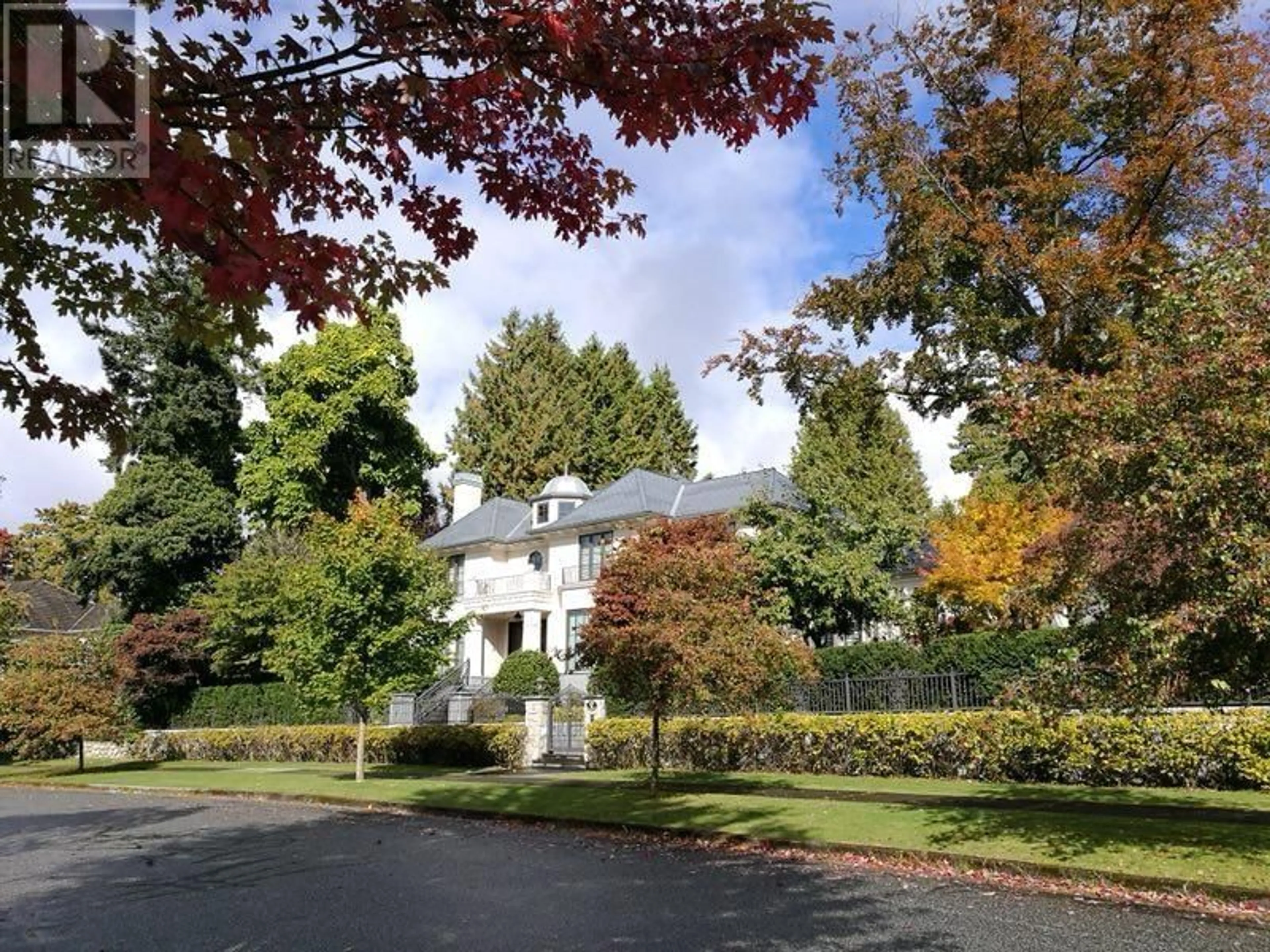 A pic from outside/outdoor area/front of a property/back of a property/a pic from drone, street for 5376 CONNAUGHT DRIVE, Vancouver British Columbia V6M3G6