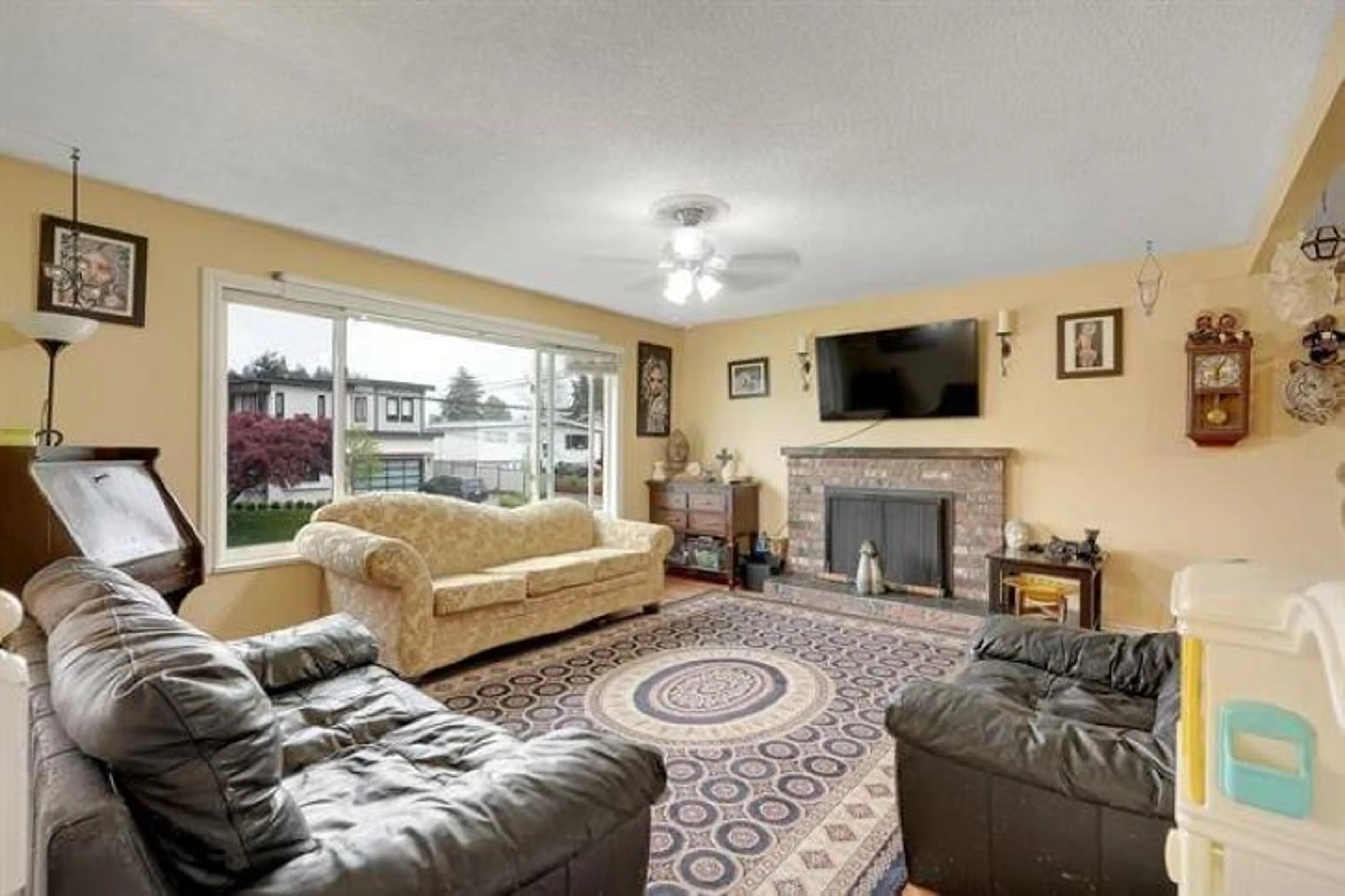 Living room with furniture, unknown for 11532 85, Delta British Columbia V4C2T7