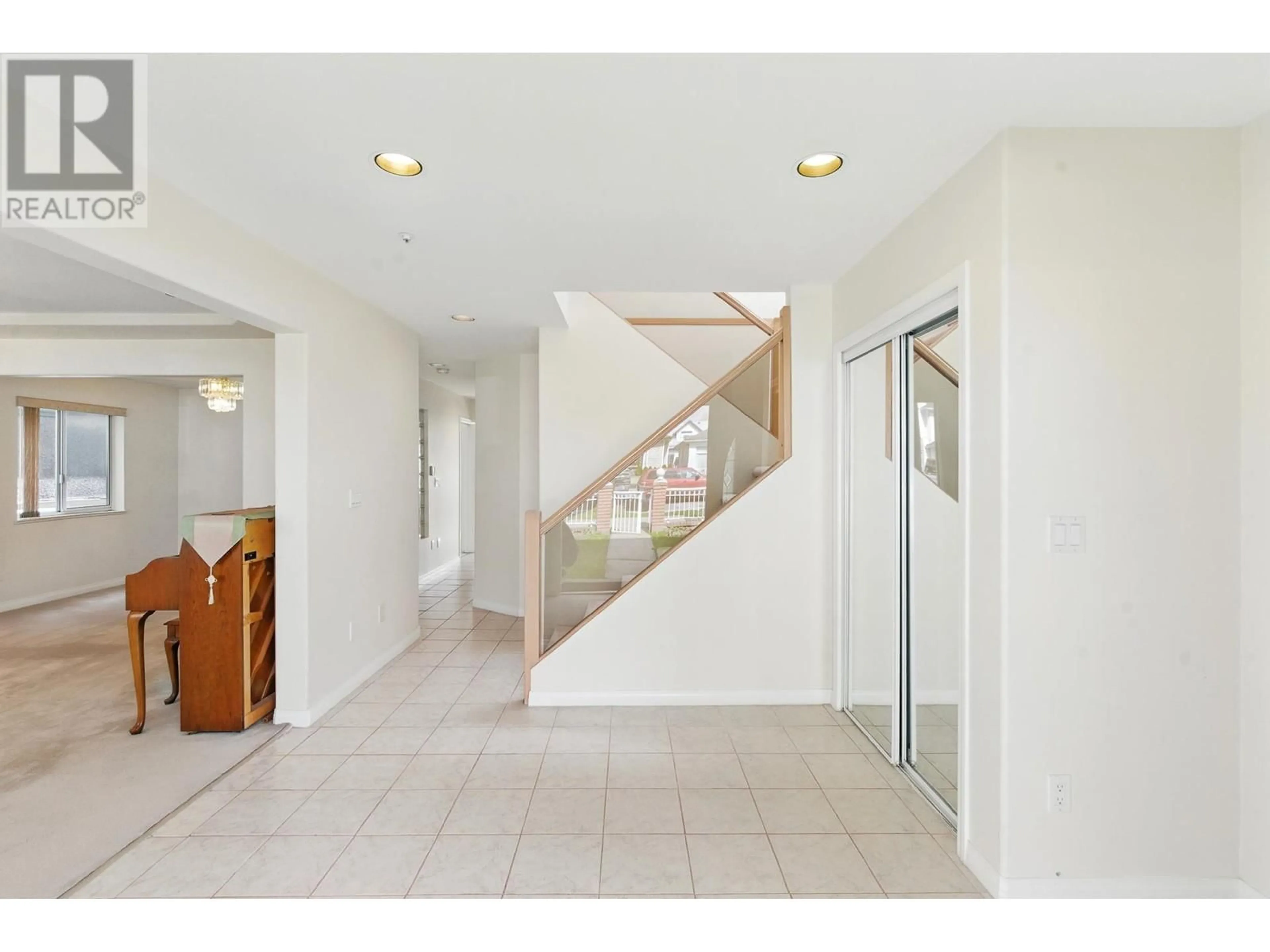 Indoor foyer for 1952 37TH AVENUE, Vancouver British Columbia V5P1G1