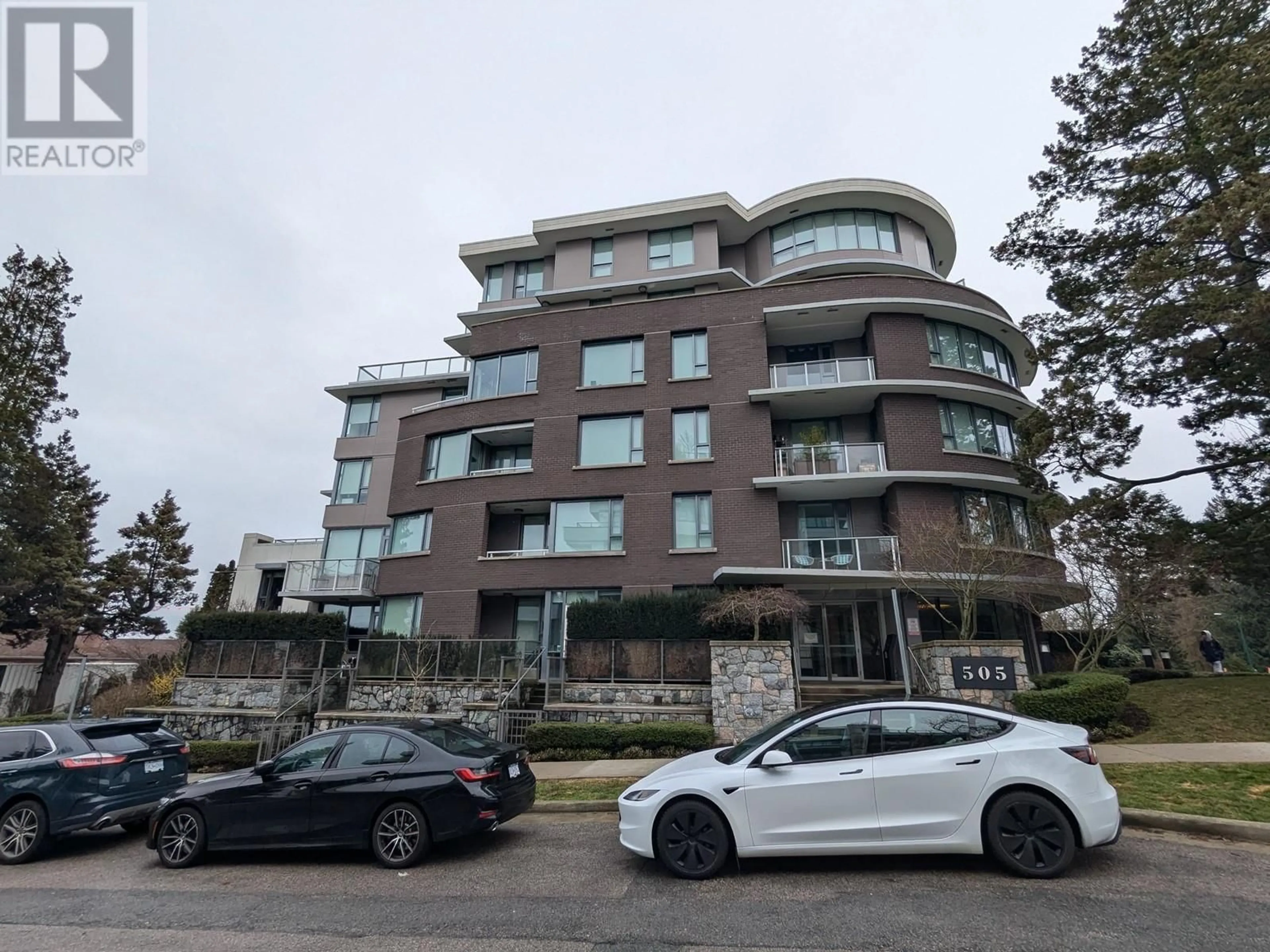A pic from outside/outdoor area/front of a property/back of a property/a pic from drone, unknown for 202 - 505 30TH AVENUE, Vancouver British Columbia V5Z0G4