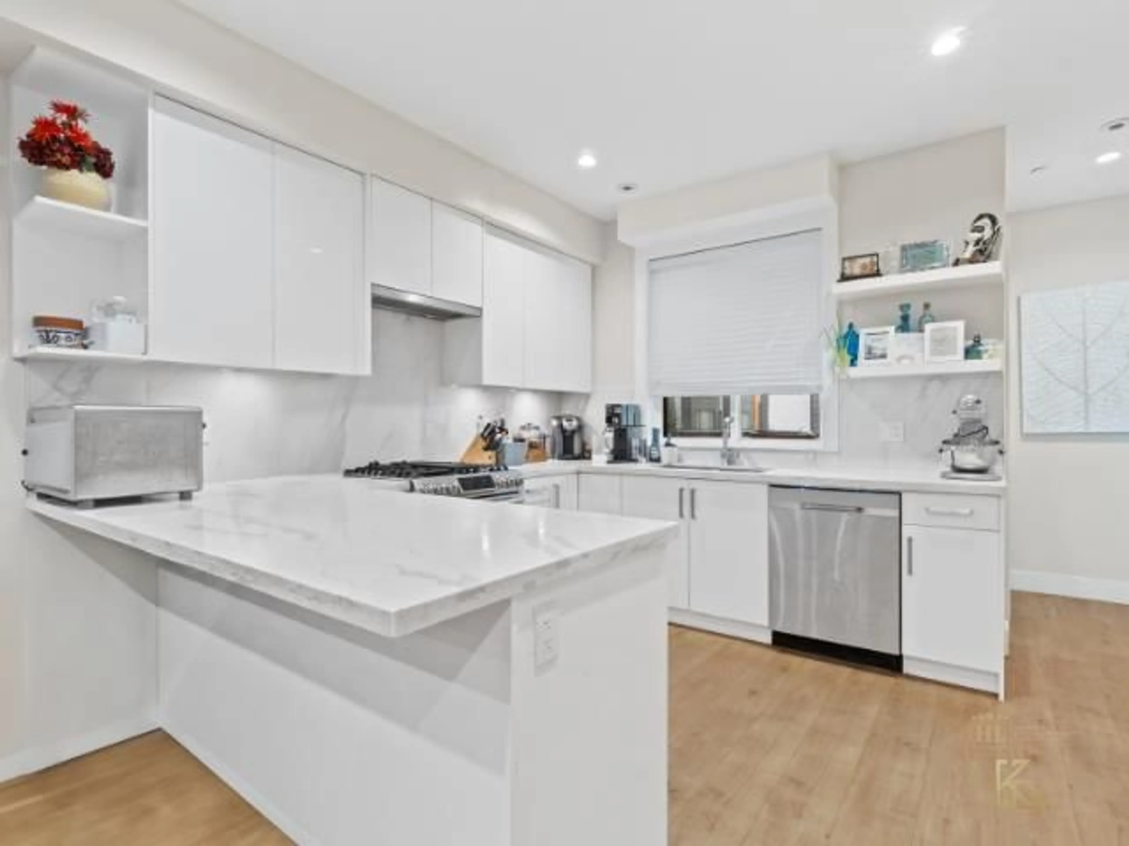 Contemporary kitchen, ceramic/tile floor for 10 - 16511 WATSON, Surrey British Columbia V4N0H5