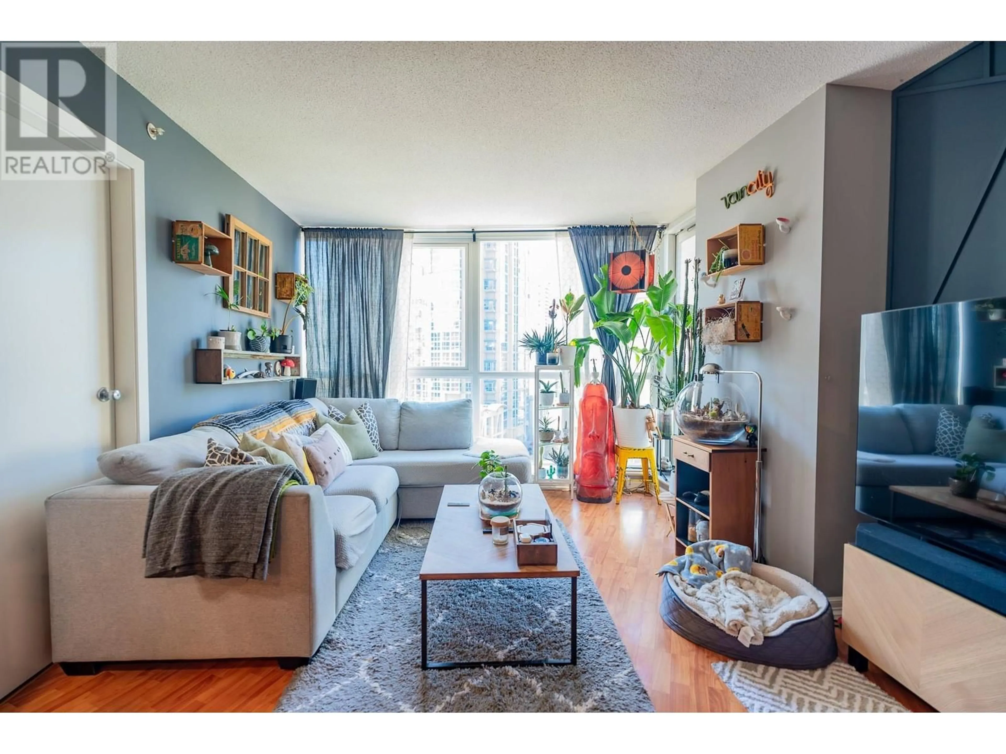Living room with furniture, wood/laminate floor for 807 - 1199 SEYMOUR STREET, Vancouver British Columbia V6B1K3