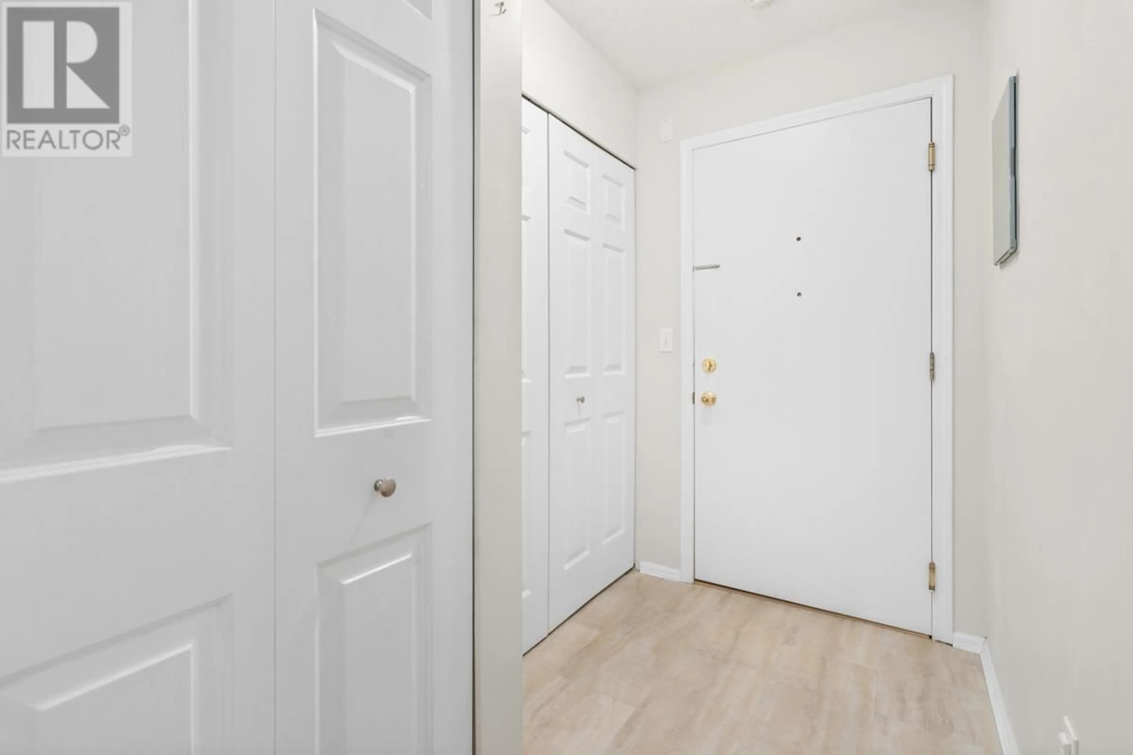 Indoor entryway for 303 - 106 KINGS ROAD, North Vancouver British Columbia V7N2L8