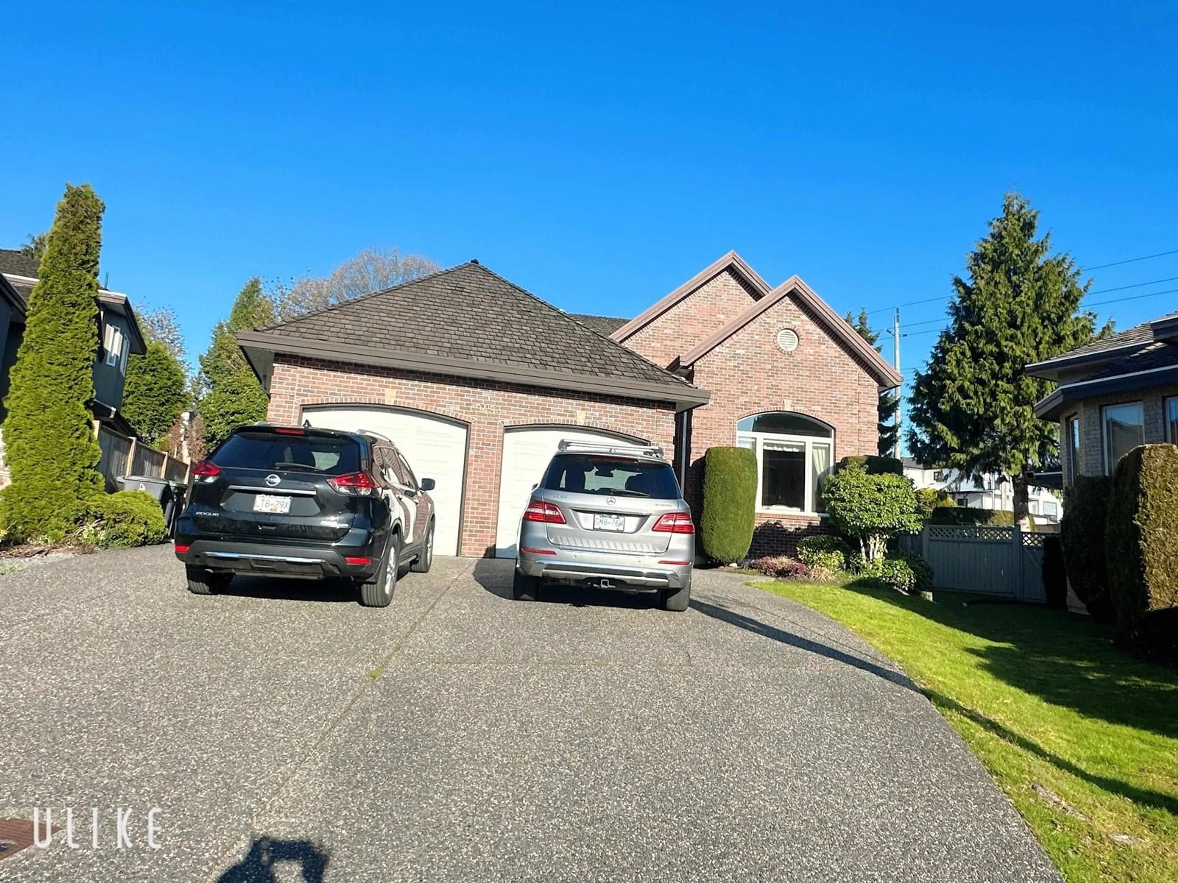 A pic from outside/outdoor area/front of a property/back of a property/a pic from drone, street for 9493 163, Surrey British Columbia V4N3C5