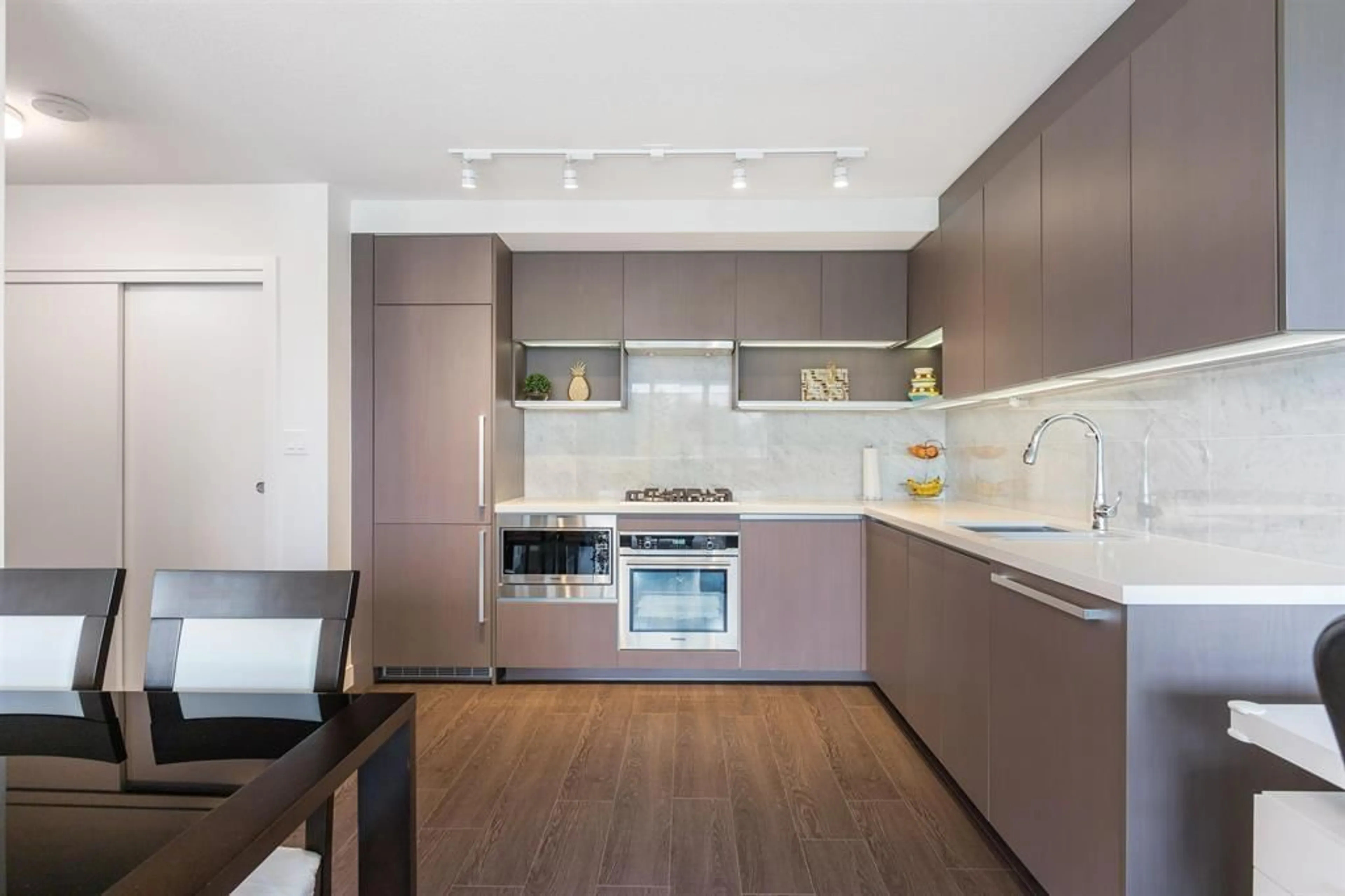 Contemporary kitchen, unknown for 901 - 13750 100, Surrey British Columbia V3T0L3