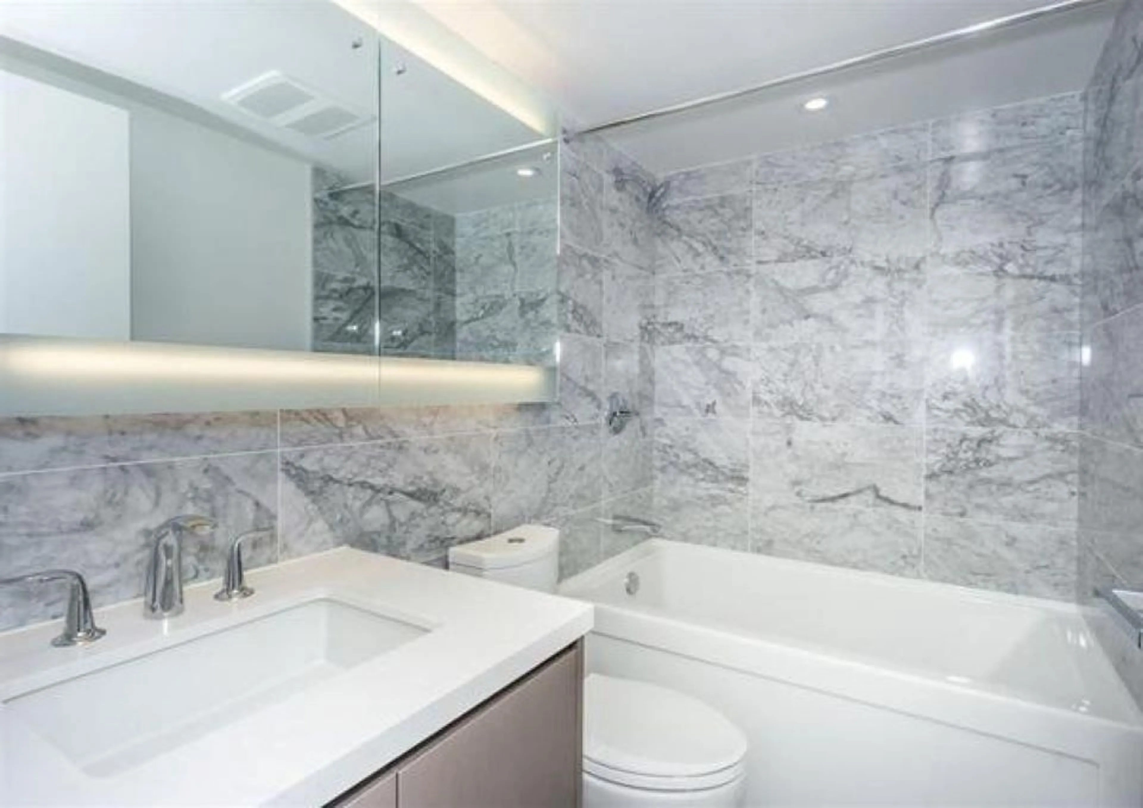 Contemporary bathroom, ceramic/tile floor for 901 - 13750 100, Surrey British Columbia V3T0L3
