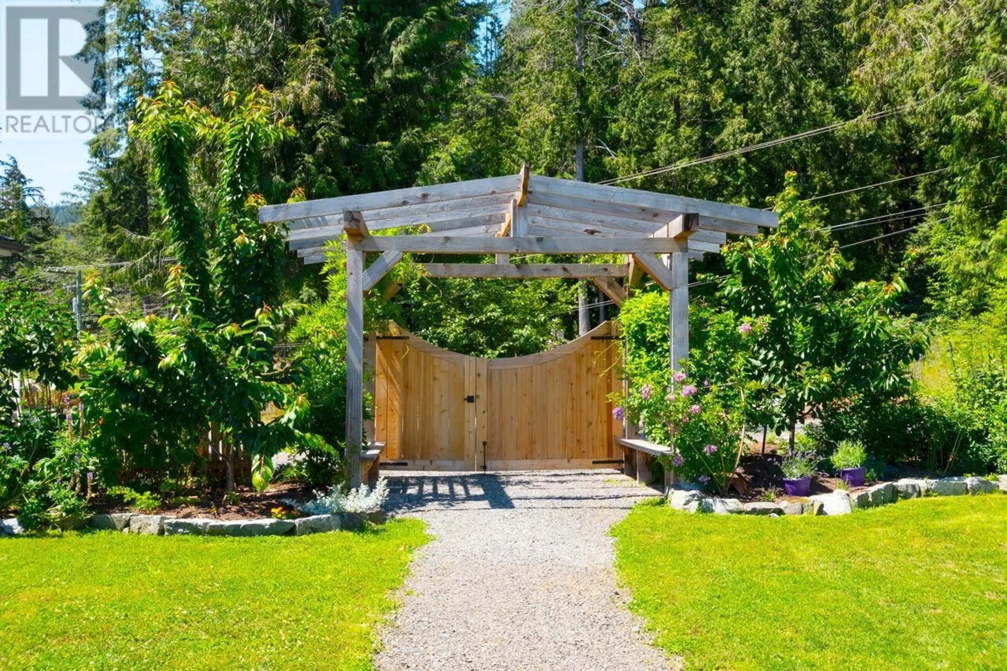 Patio, street for 889 COWAN POINT DRIVE, Bowen Island British Columbia V0N1G2