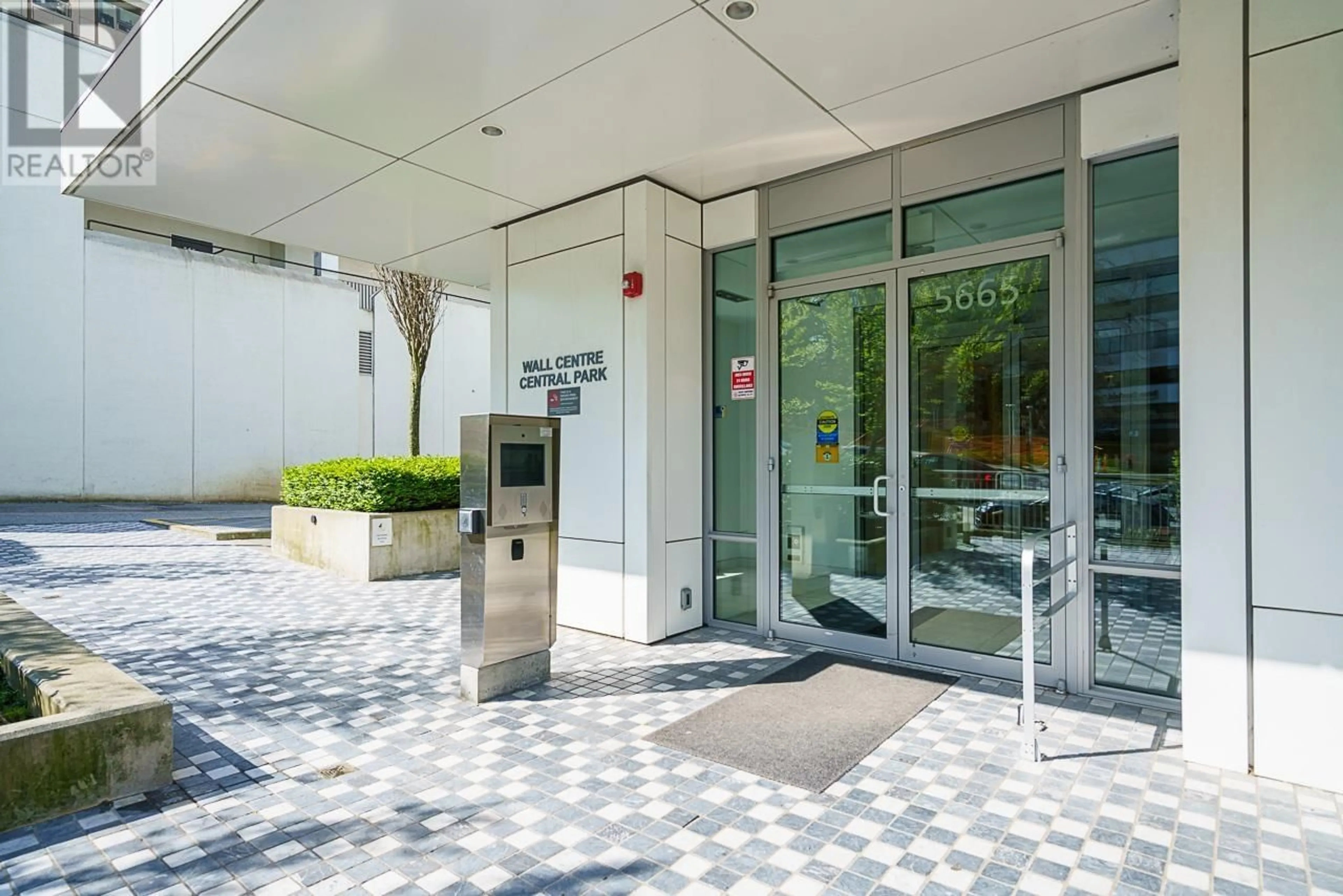 Indoor foyer for 2703 - 5665 BOUNDARY ROAD, Vancouver British Columbia V5R0E4