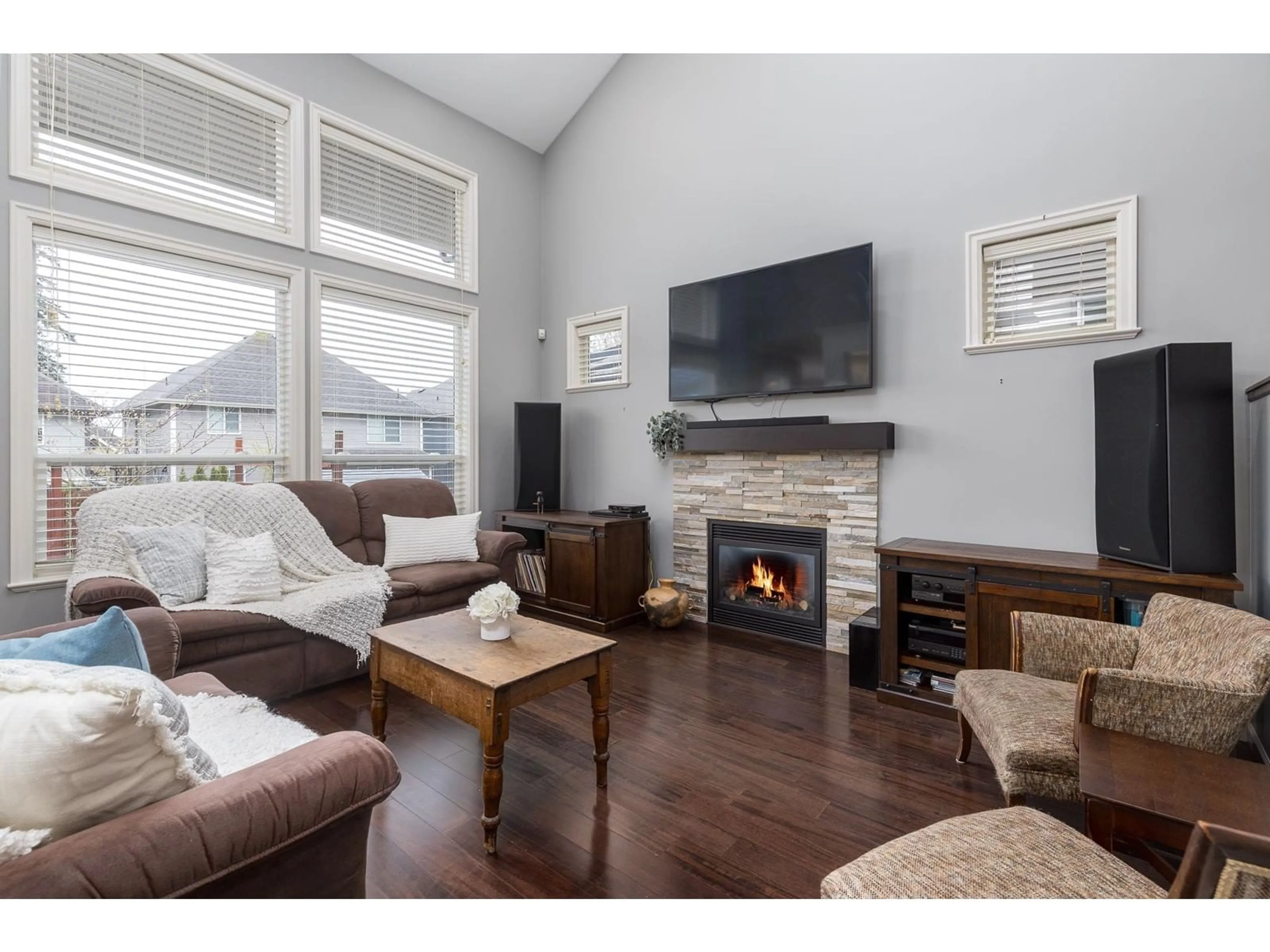 Living room with furniture, wood/laminate floor for 20864 71B, Langley British Columbia V2Y0J1