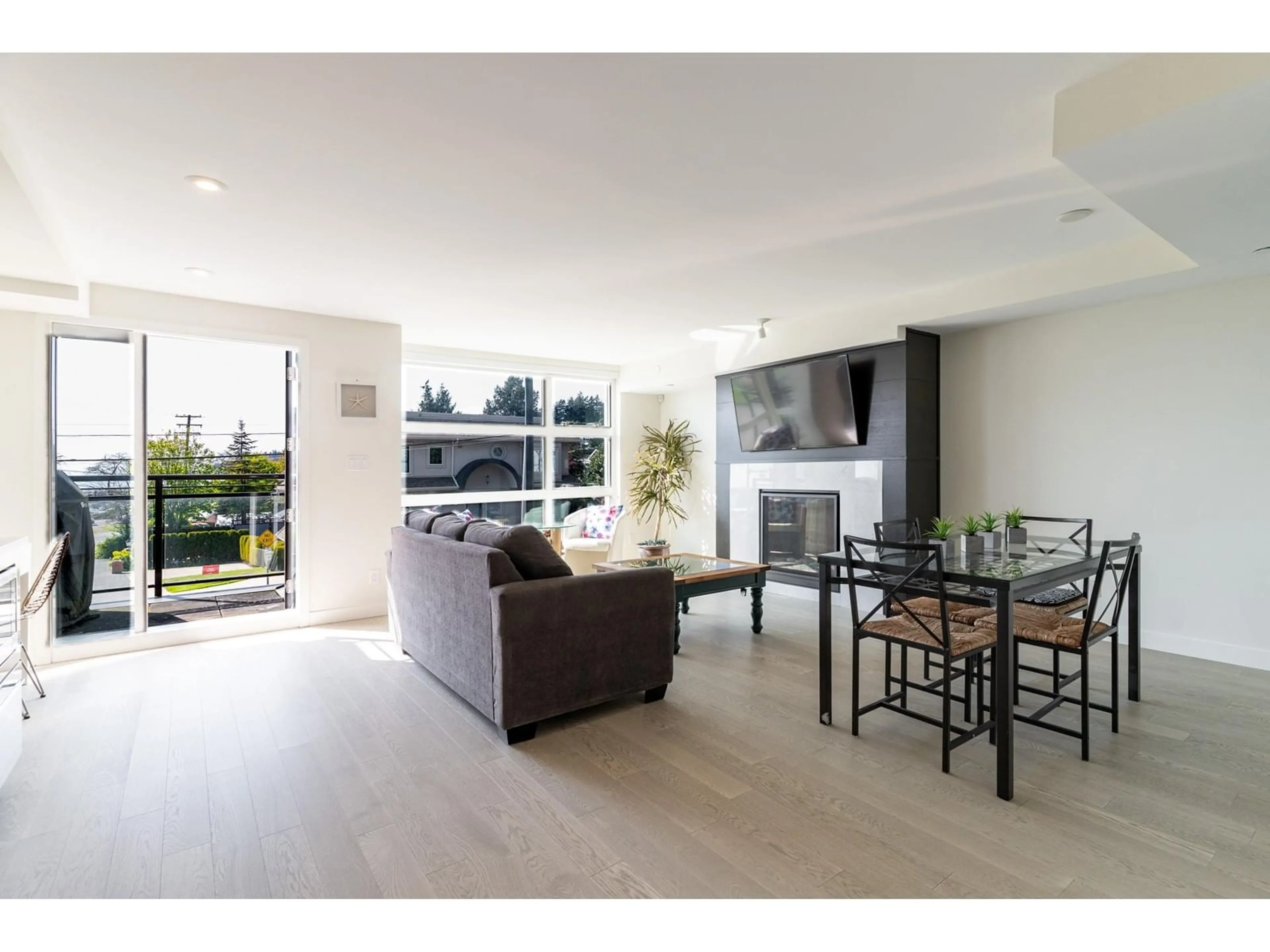 Living room with furniture, wood/laminate floor for 203 - 1160 OXFORD, White Rock British Columbia V4B0B3
