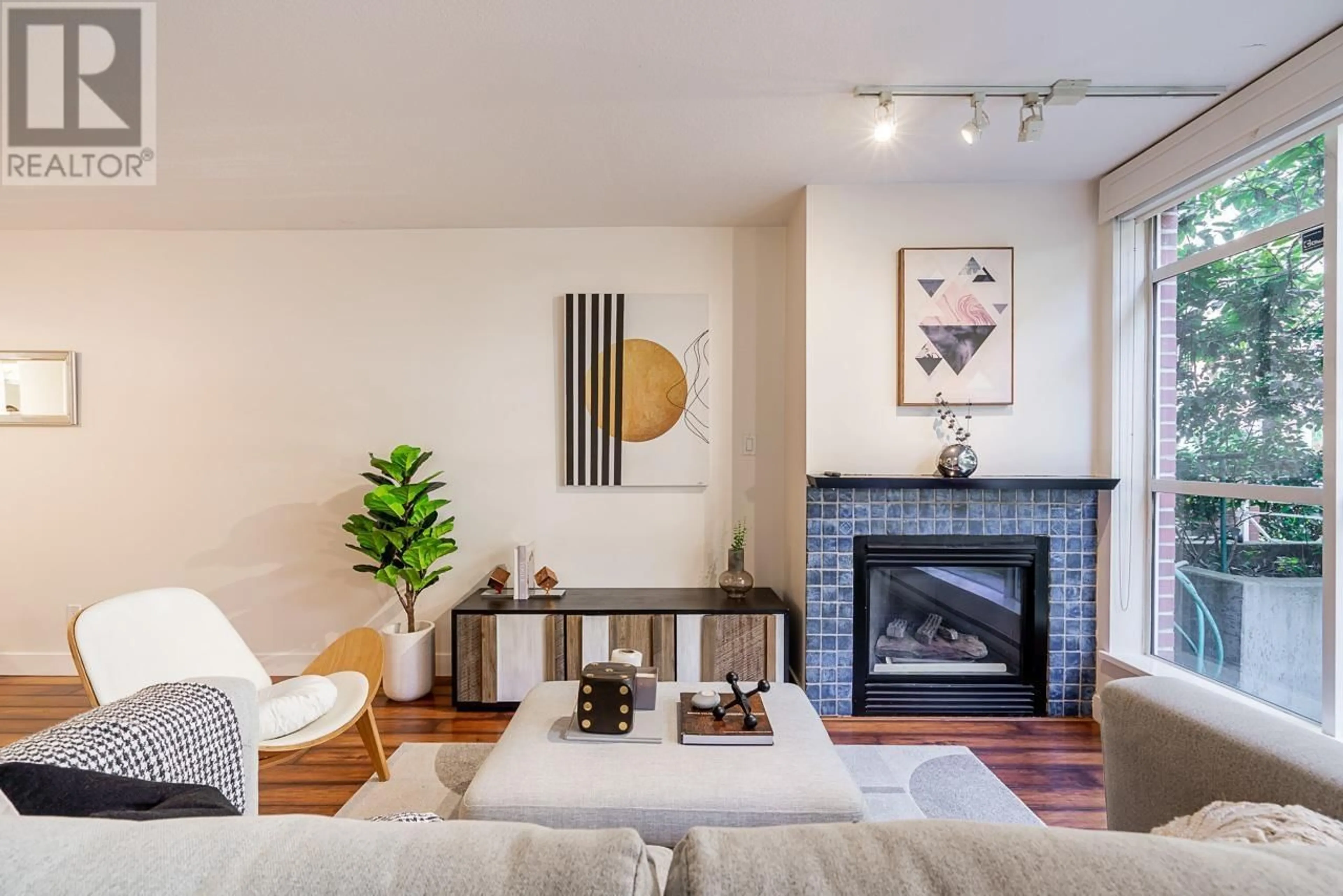 Living room with furniture, unknown for 104 - 2268 12TH AVENUE, Vancouver British Columbia V6K2N5