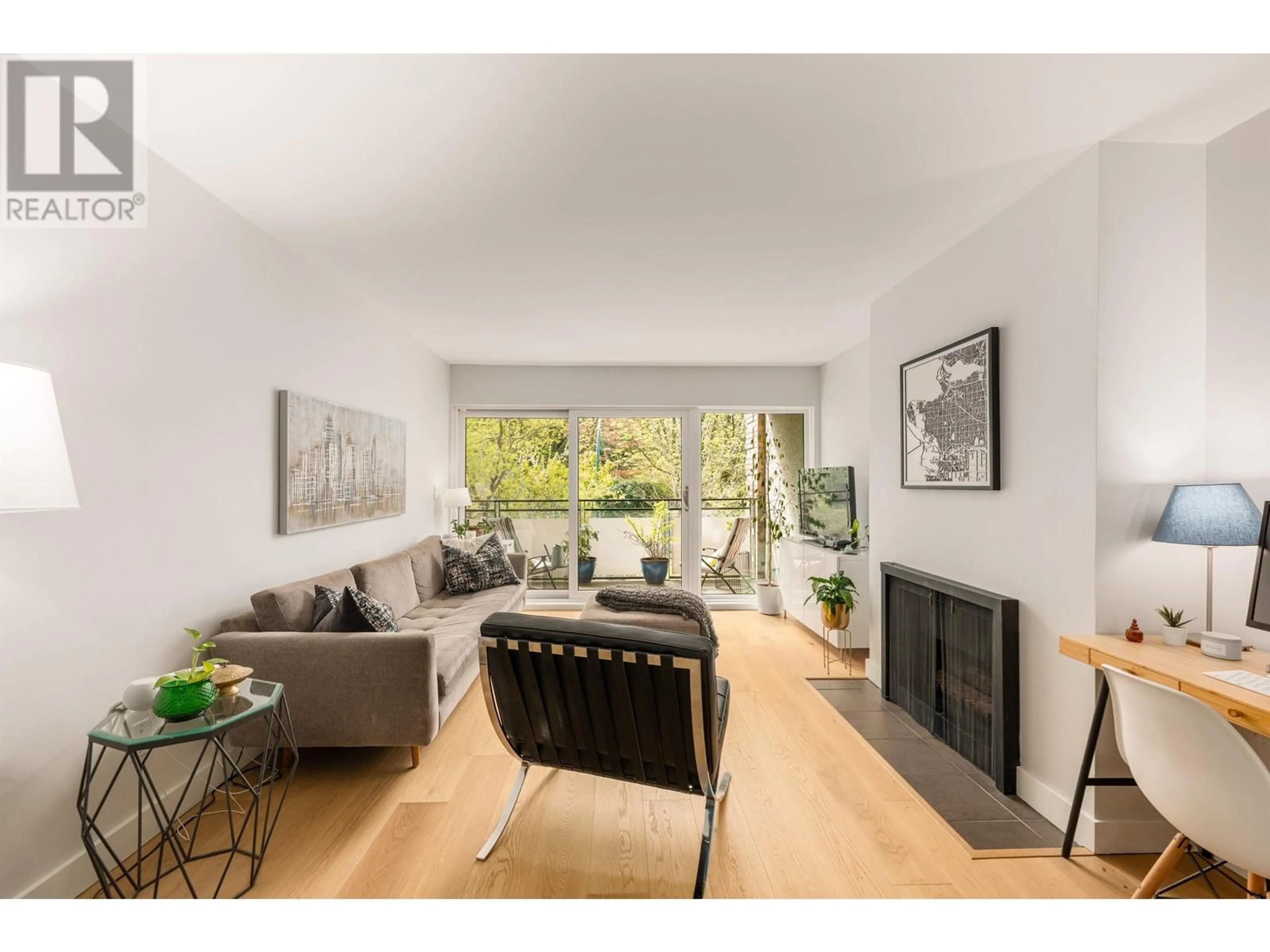 Living room with furniture, wood/laminate floor for 411 - 1405 15TH AVENUE, Vancouver British Columbia V6H3R2