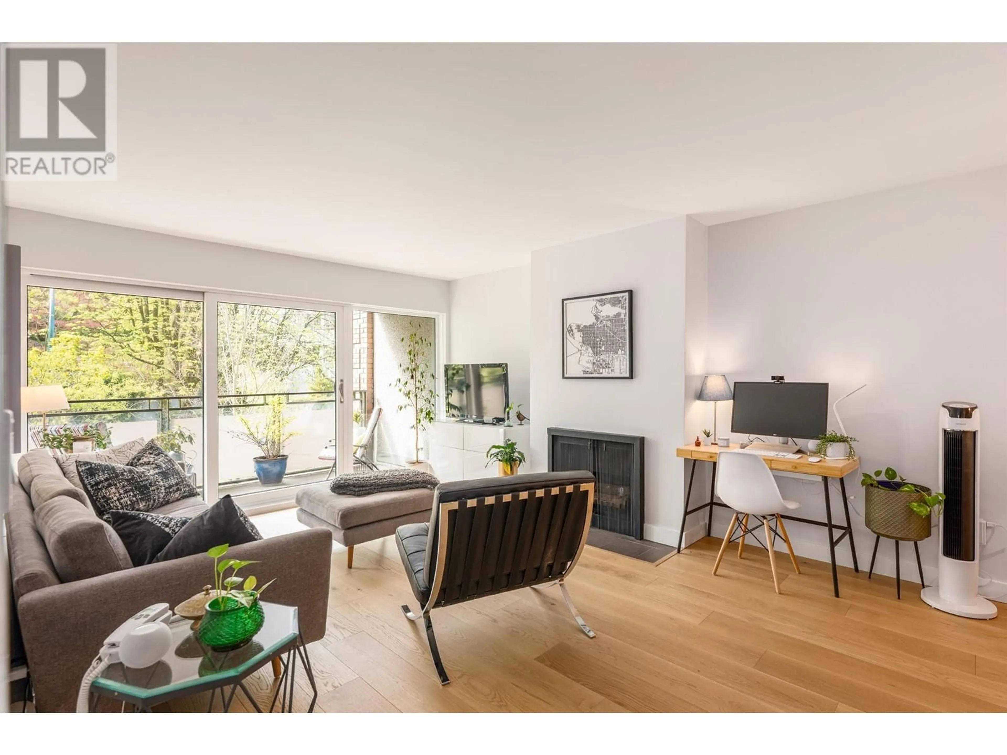 Living room with furniture, wood/laminate floor for 411 - 1405 15TH AVENUE, Vancouver British Columbia V6H3R2