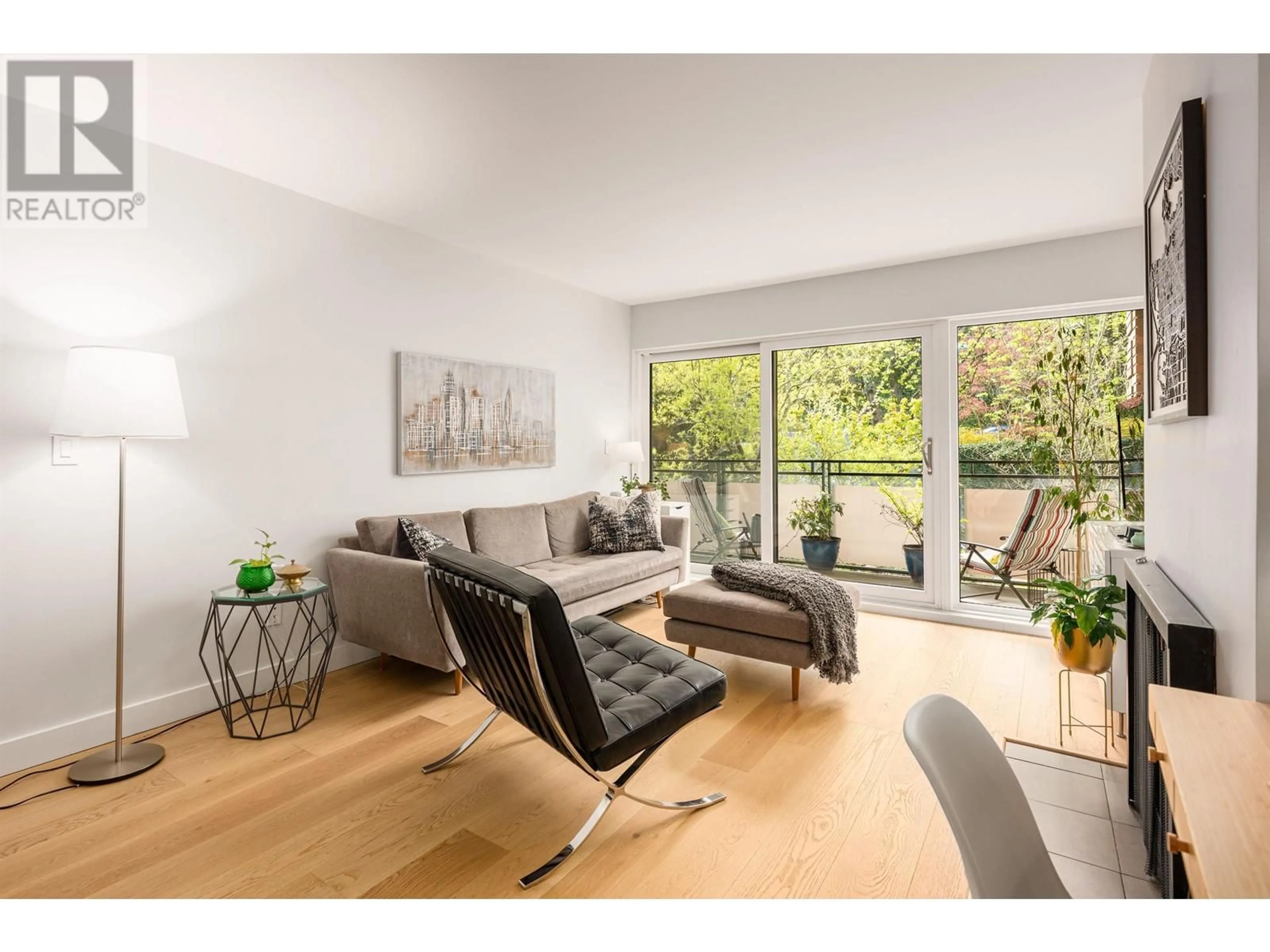 Living room with furniture, wood/laminate floor for 411 - 1405 15TH AVENUE, Vancouver British Columbia V6H3R2