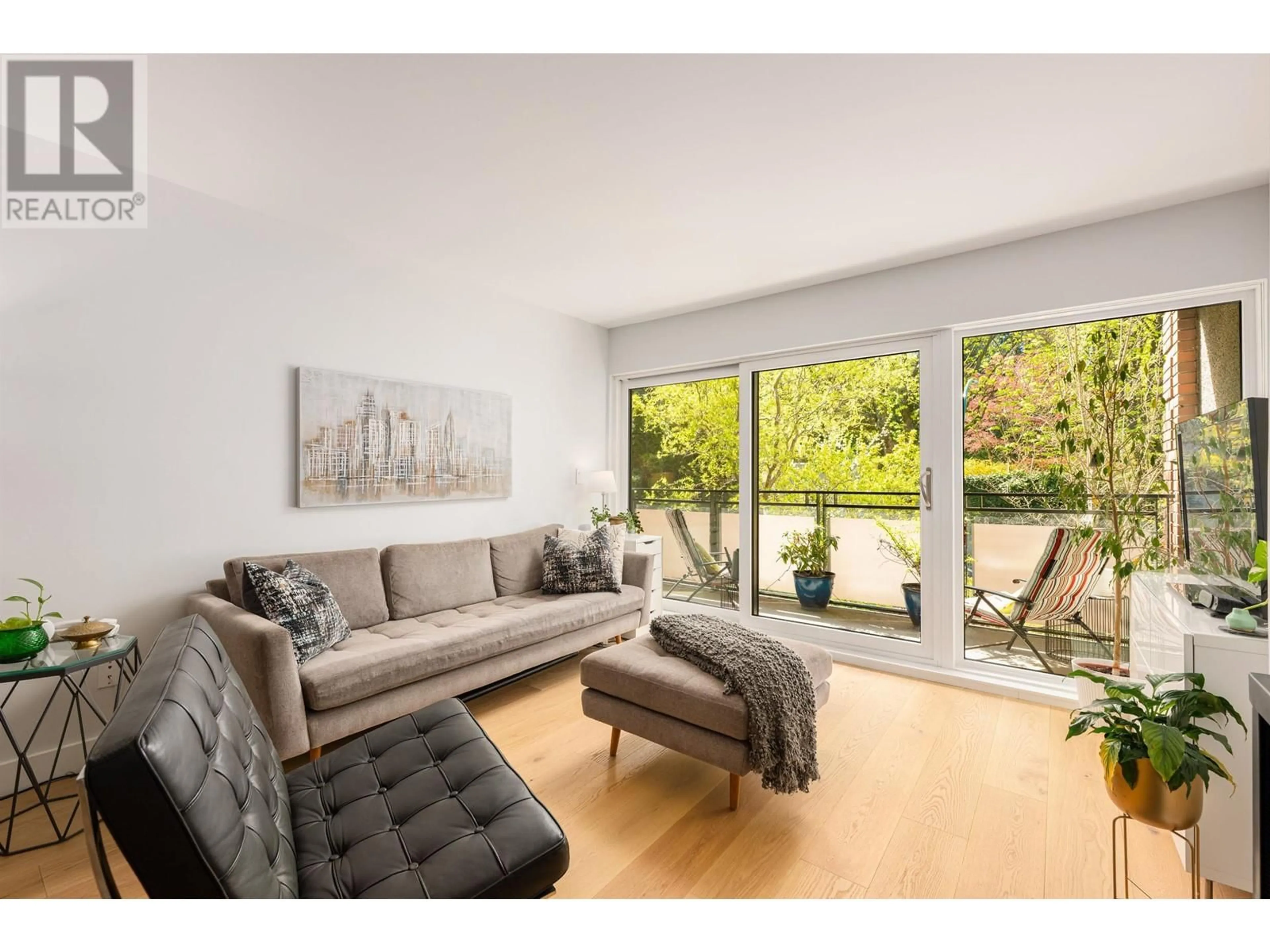Living room with furniture, wood/laminate floor for 411 - 1405 15TH AVENUE, Vancouver British Columbia V6H3R2