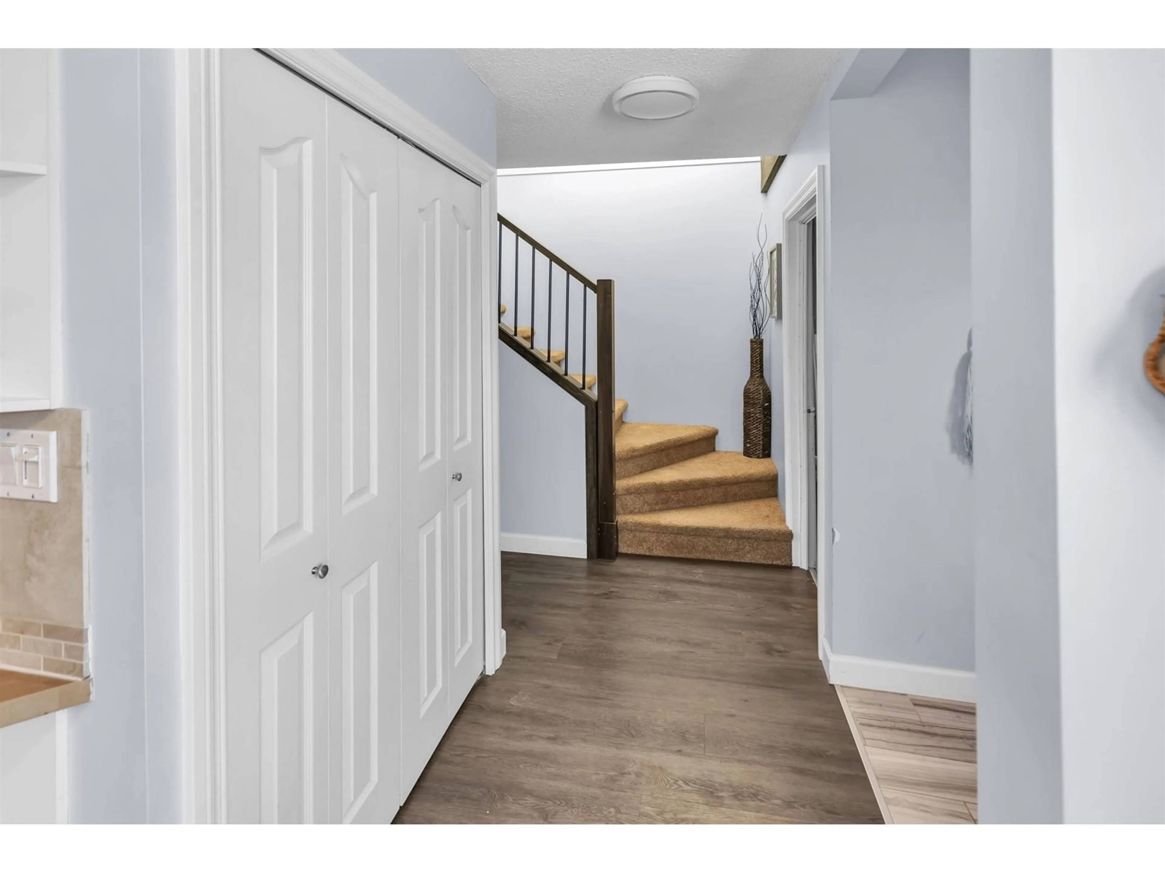 Indoor entryway for 20 - 46689 FIRST AVENUE, Chilliwack British Columbia V2P1X5