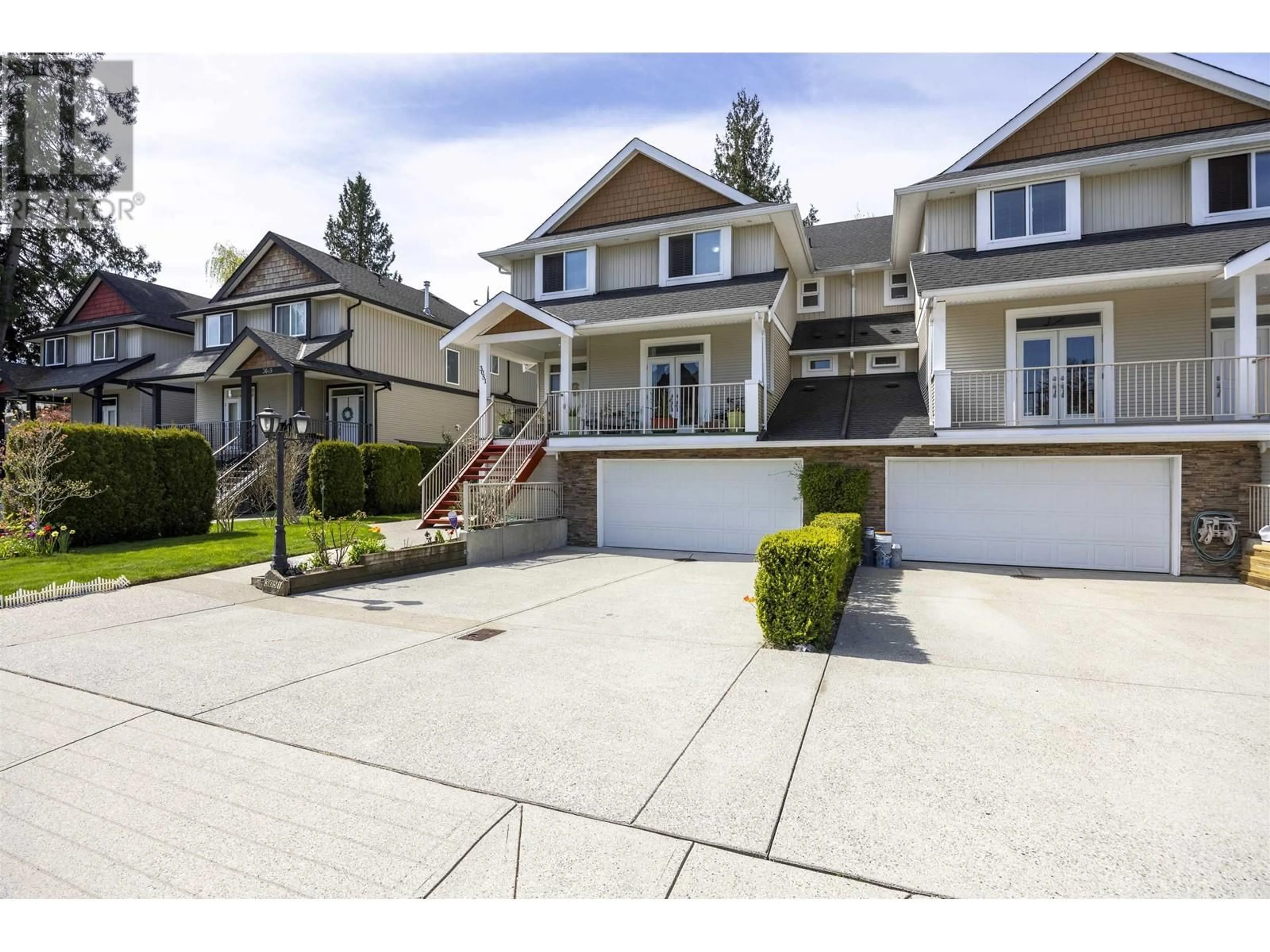 A pic from outside/outdoor area/front of a property/back of a property/a pic from drone, street for 3051 YORK STREET, Port Coquitlam British Columbia V3B4A6